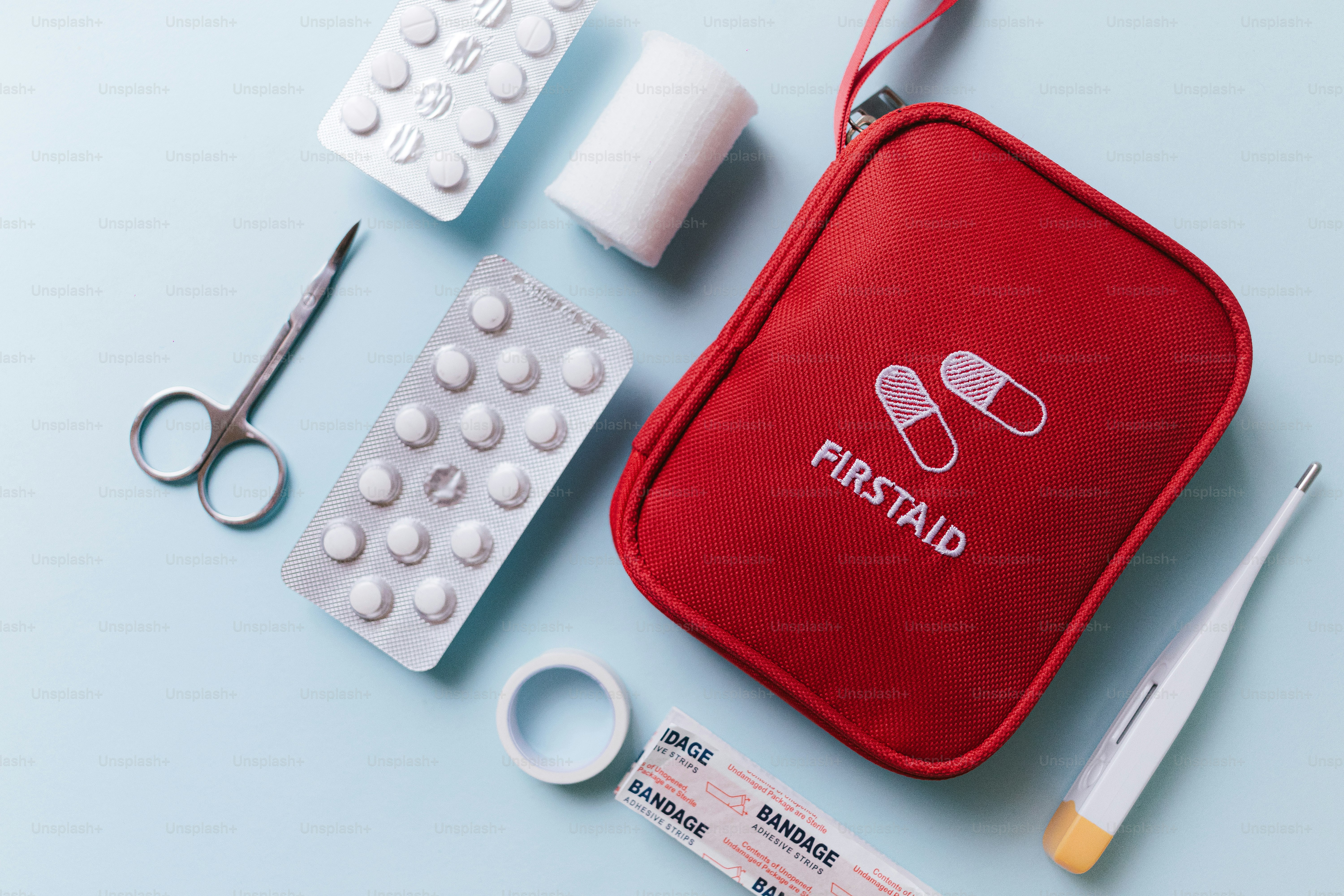 Bolsa vermelha de primeiros socorros e suprimentos médicos