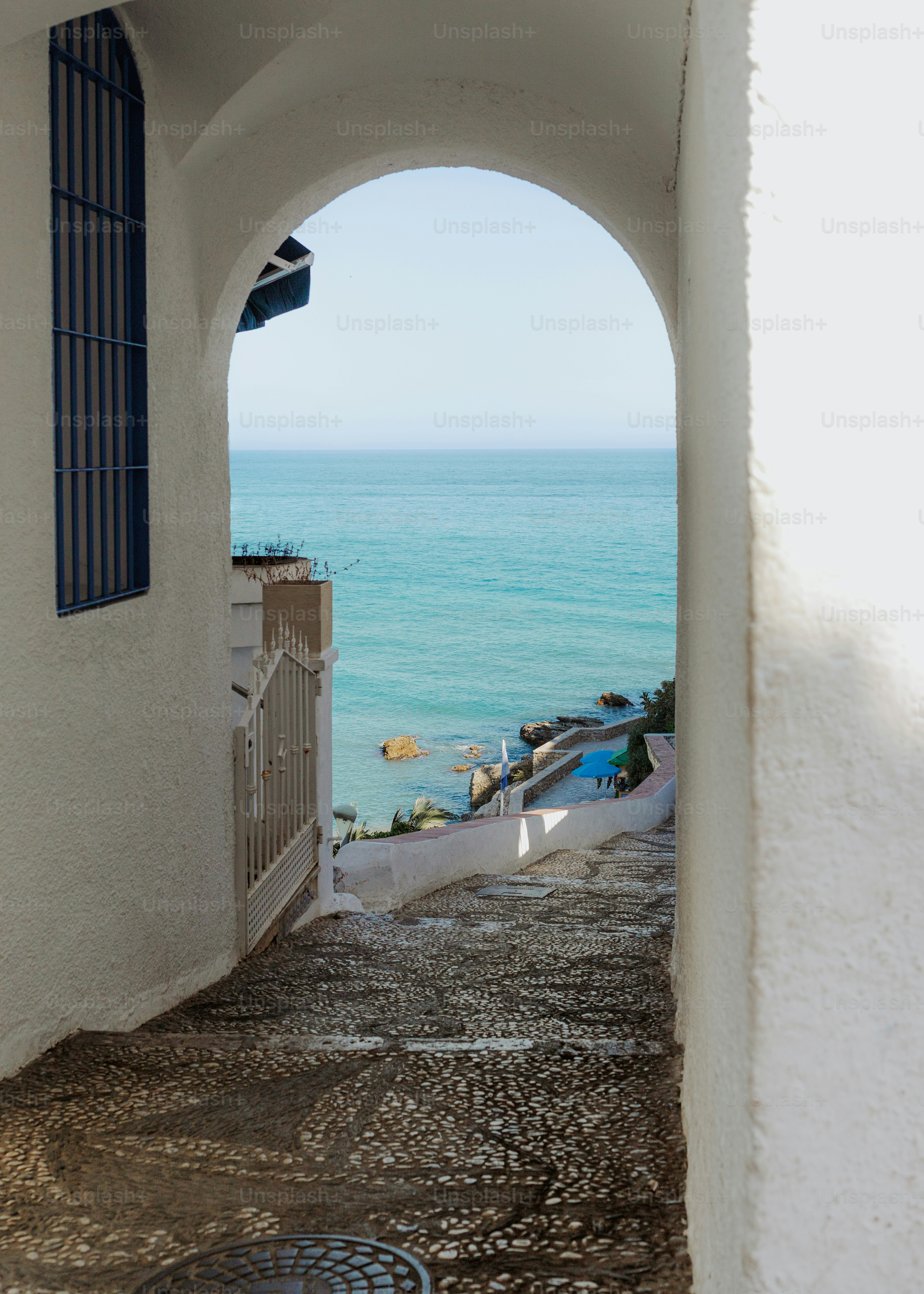 Arco del villaggio costiero che domina il Mar Mediterraneo turchese