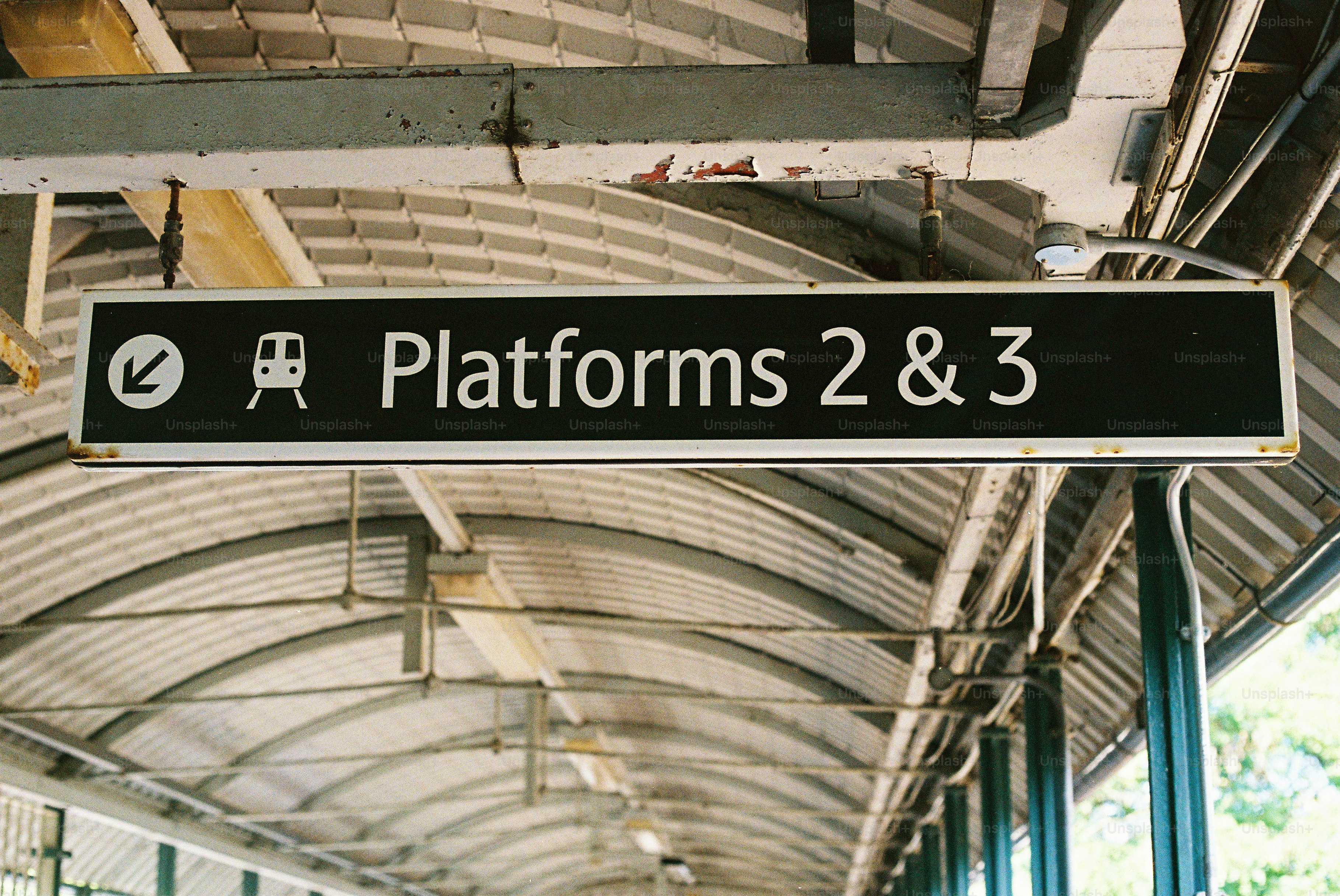 プラットフォーム2および3の駅標識