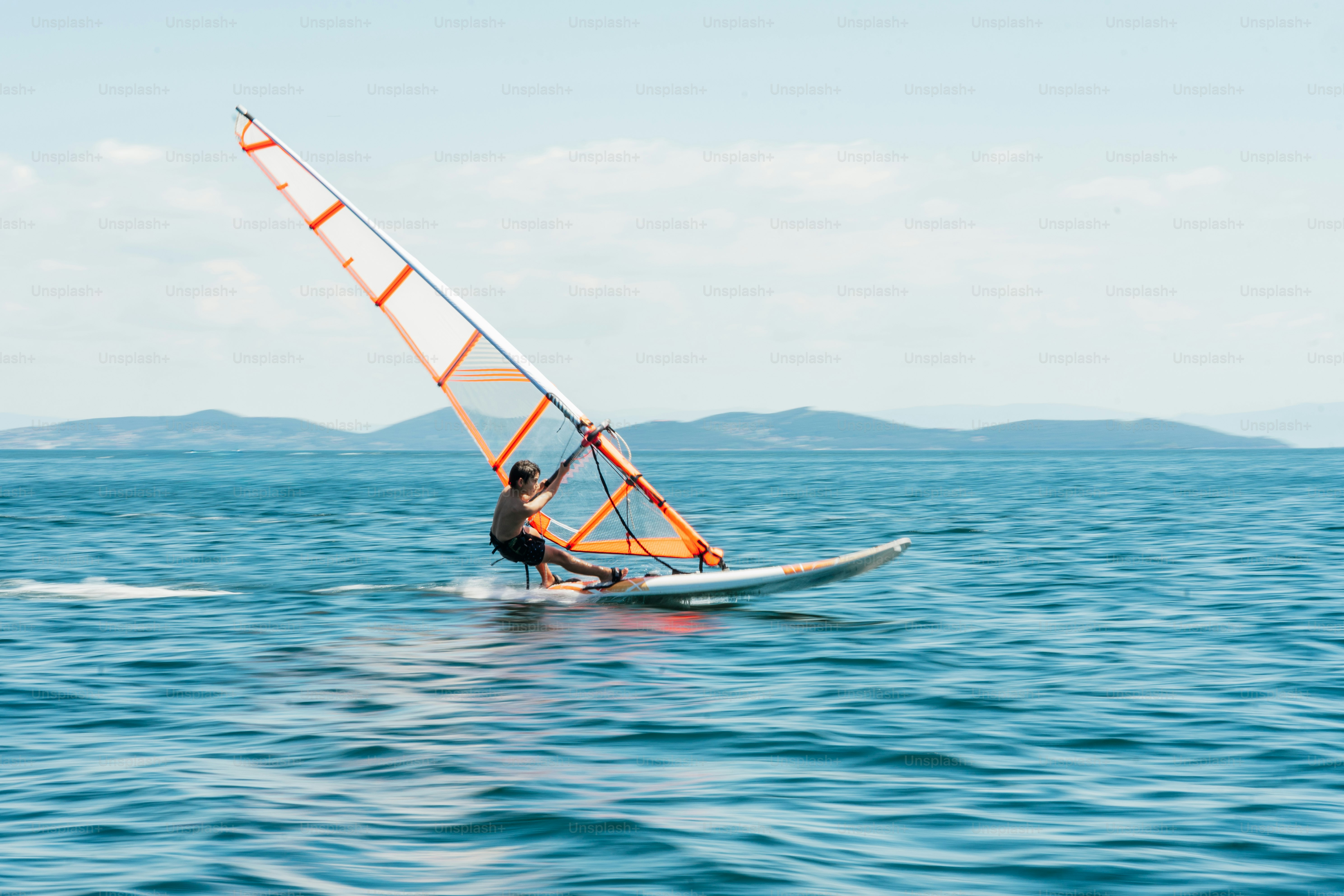 Windsurfer fährt über den blauen Ozean