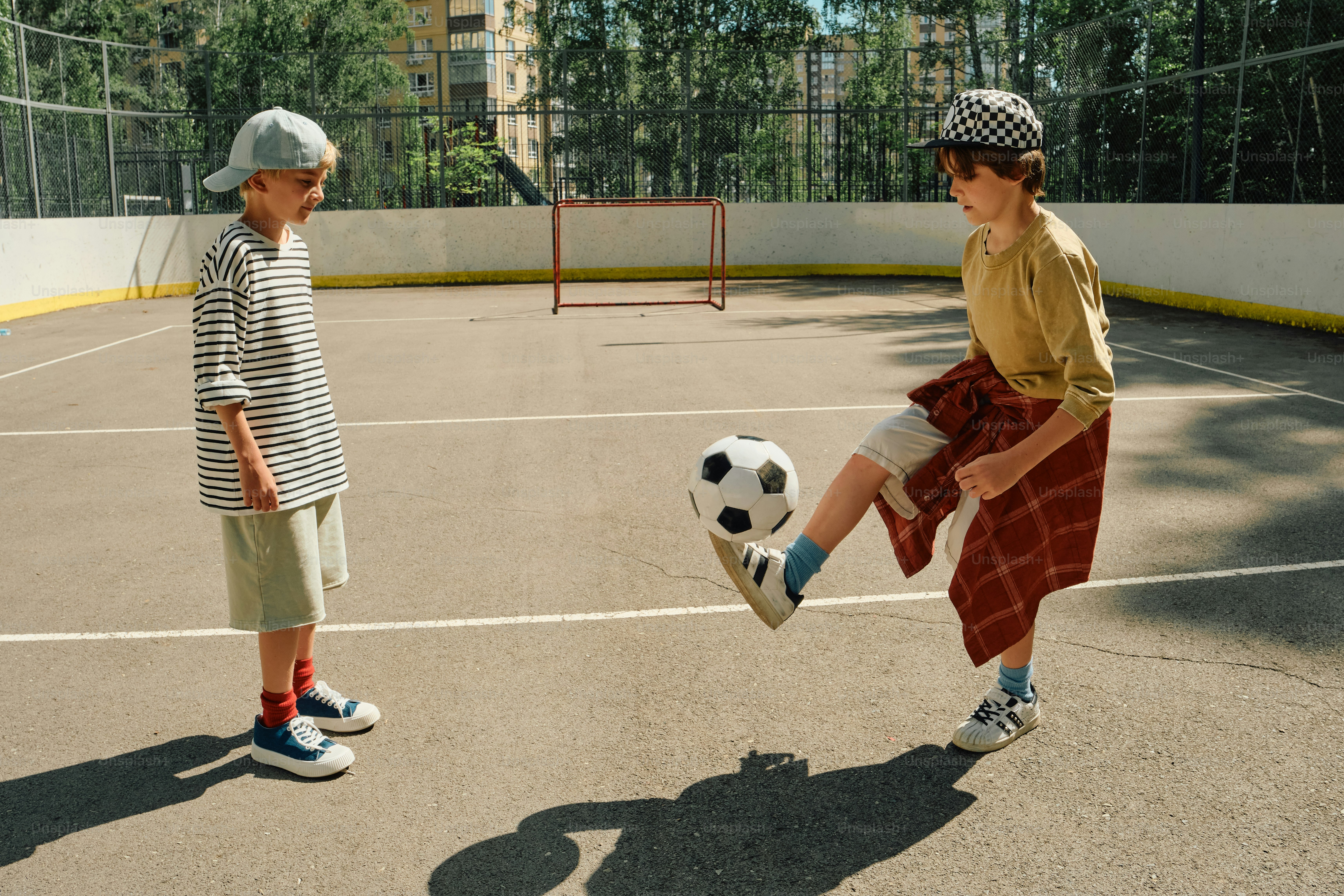 Anak menyulap bola sepak di lapangan luar ruangan