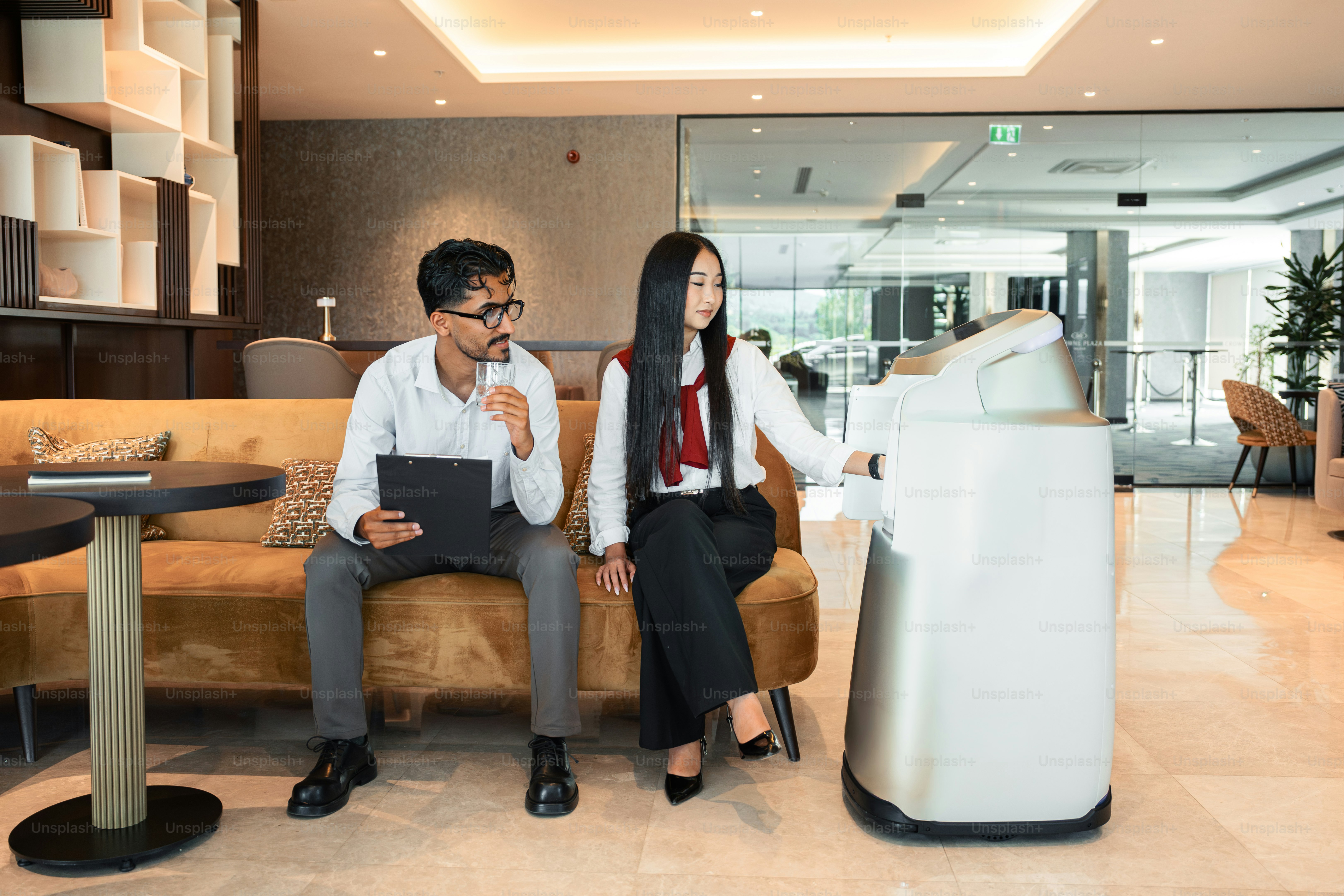 Wanita berinteraksi dengan robot layanan, pria mengamati