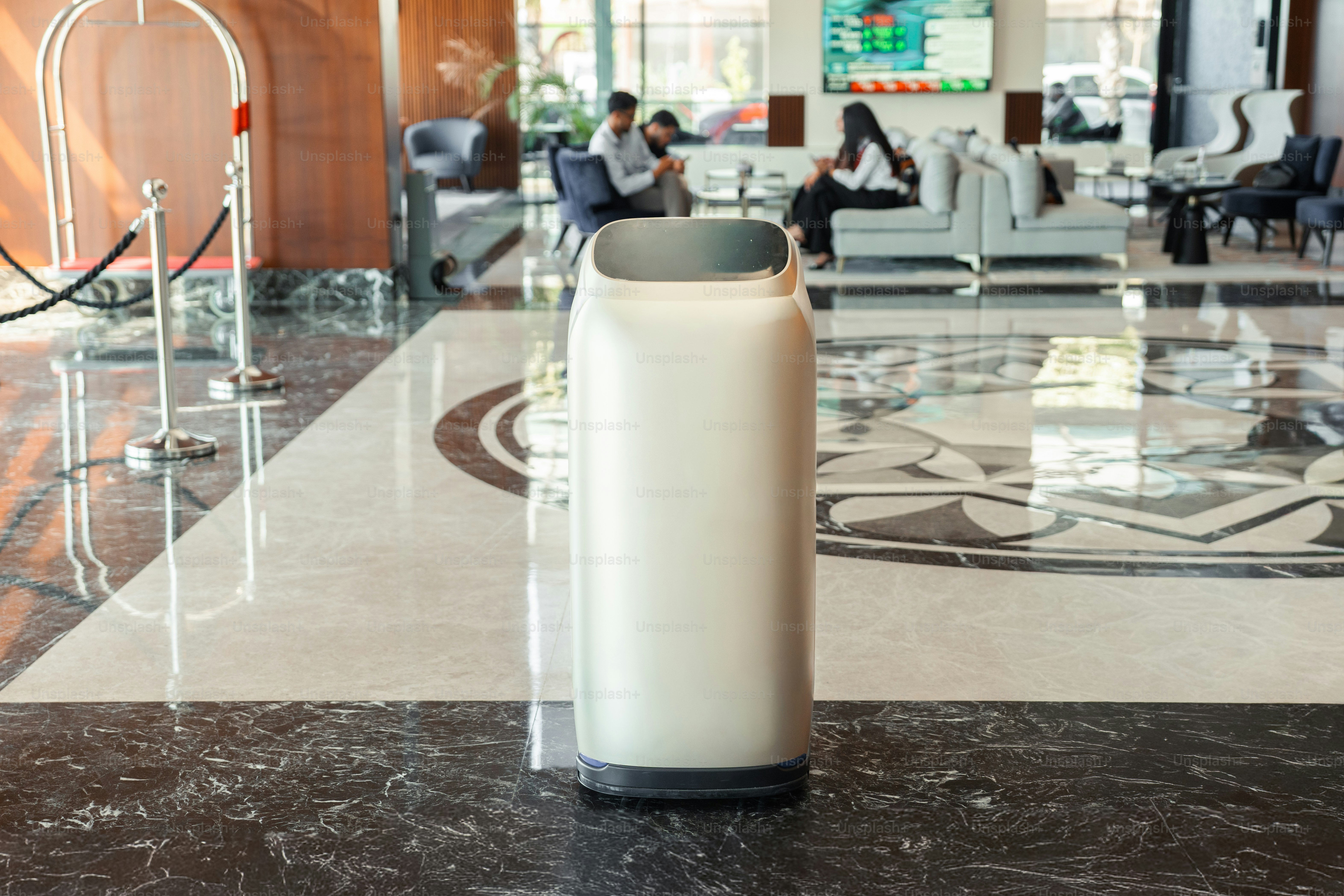 Tempat sampah modern di lobi hotel mewah