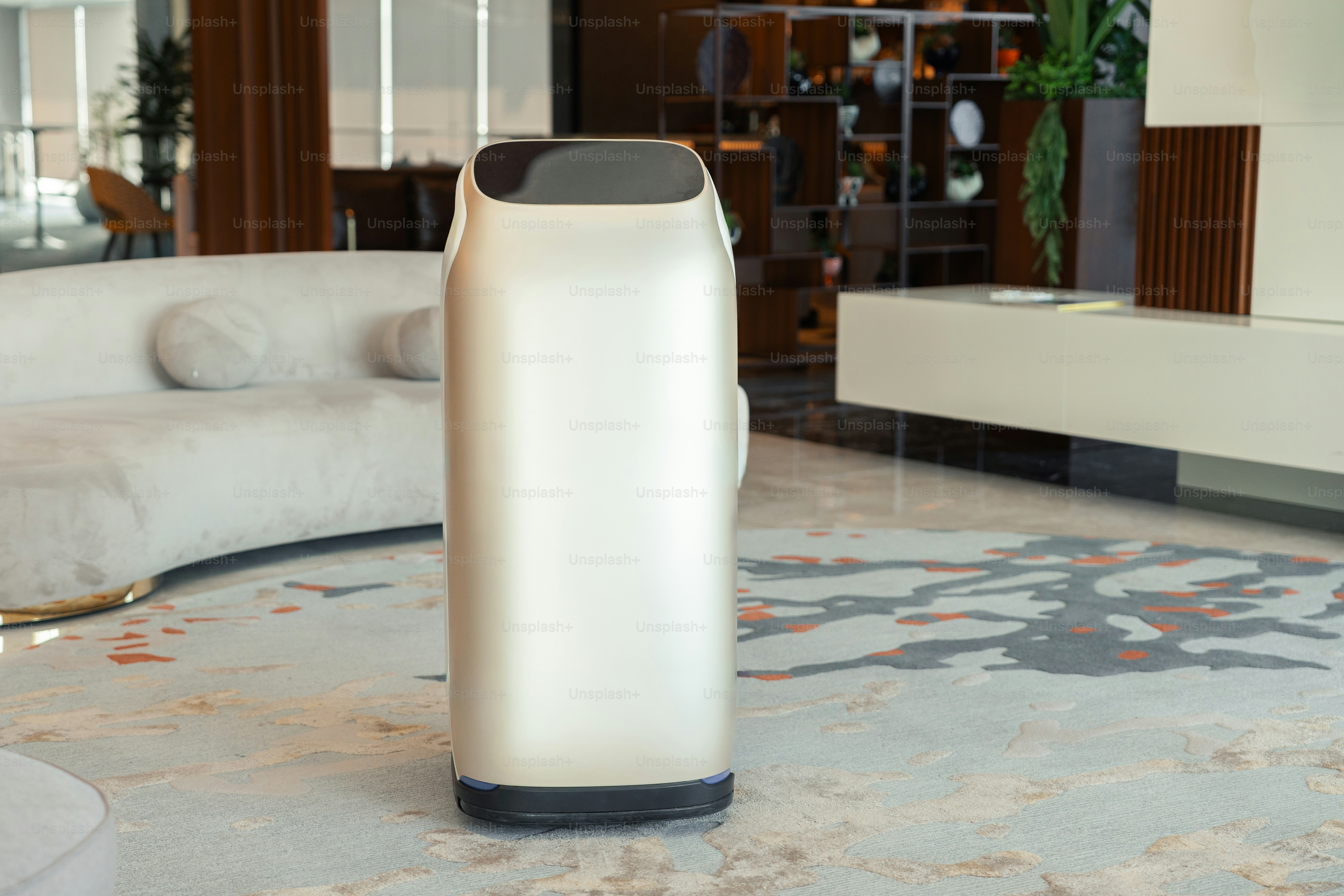 Robot ramping di atas karpet bermotif di interior modern