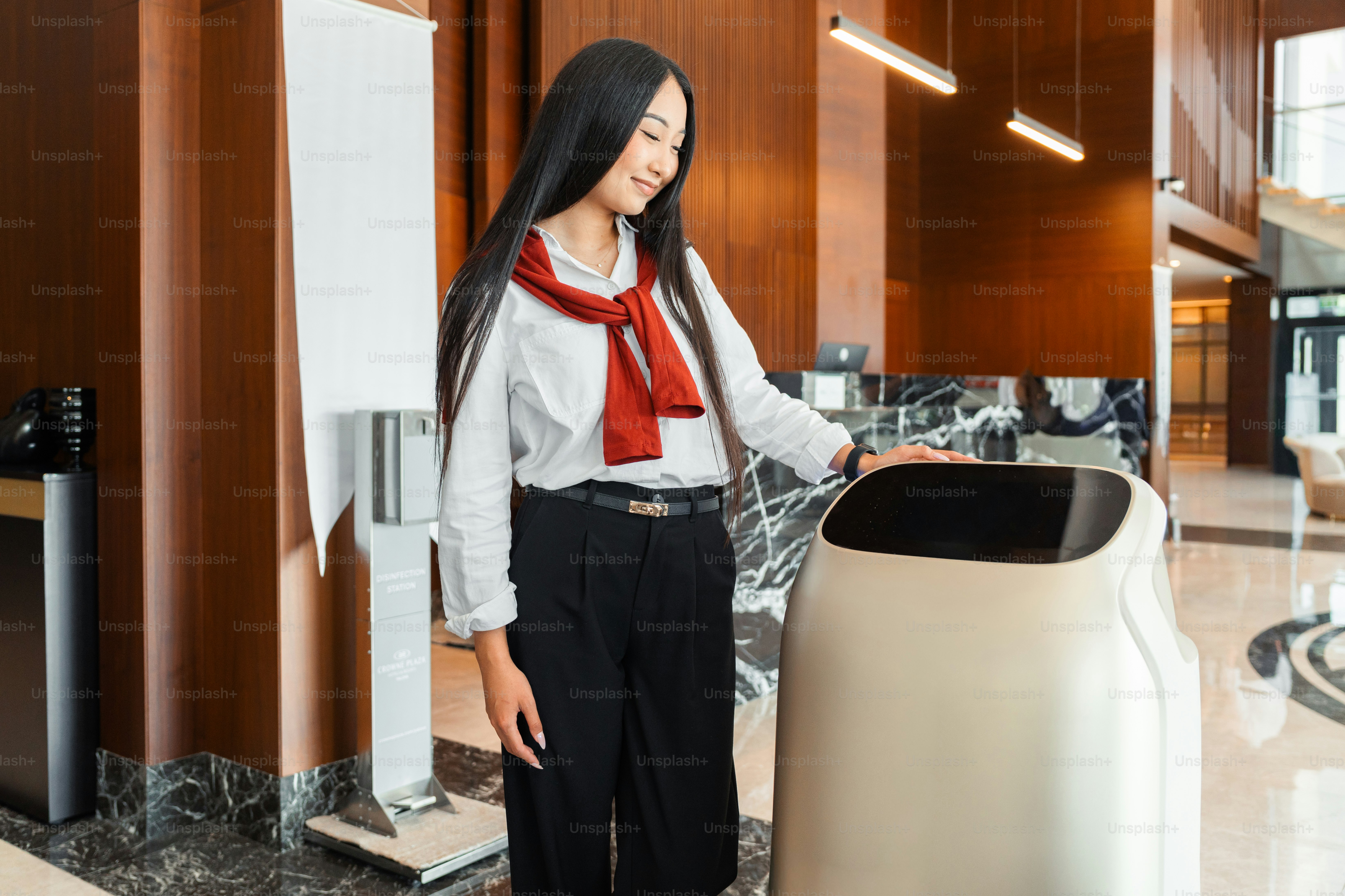 Wanita tersenyum berinteraksi dengan robot layanan modern