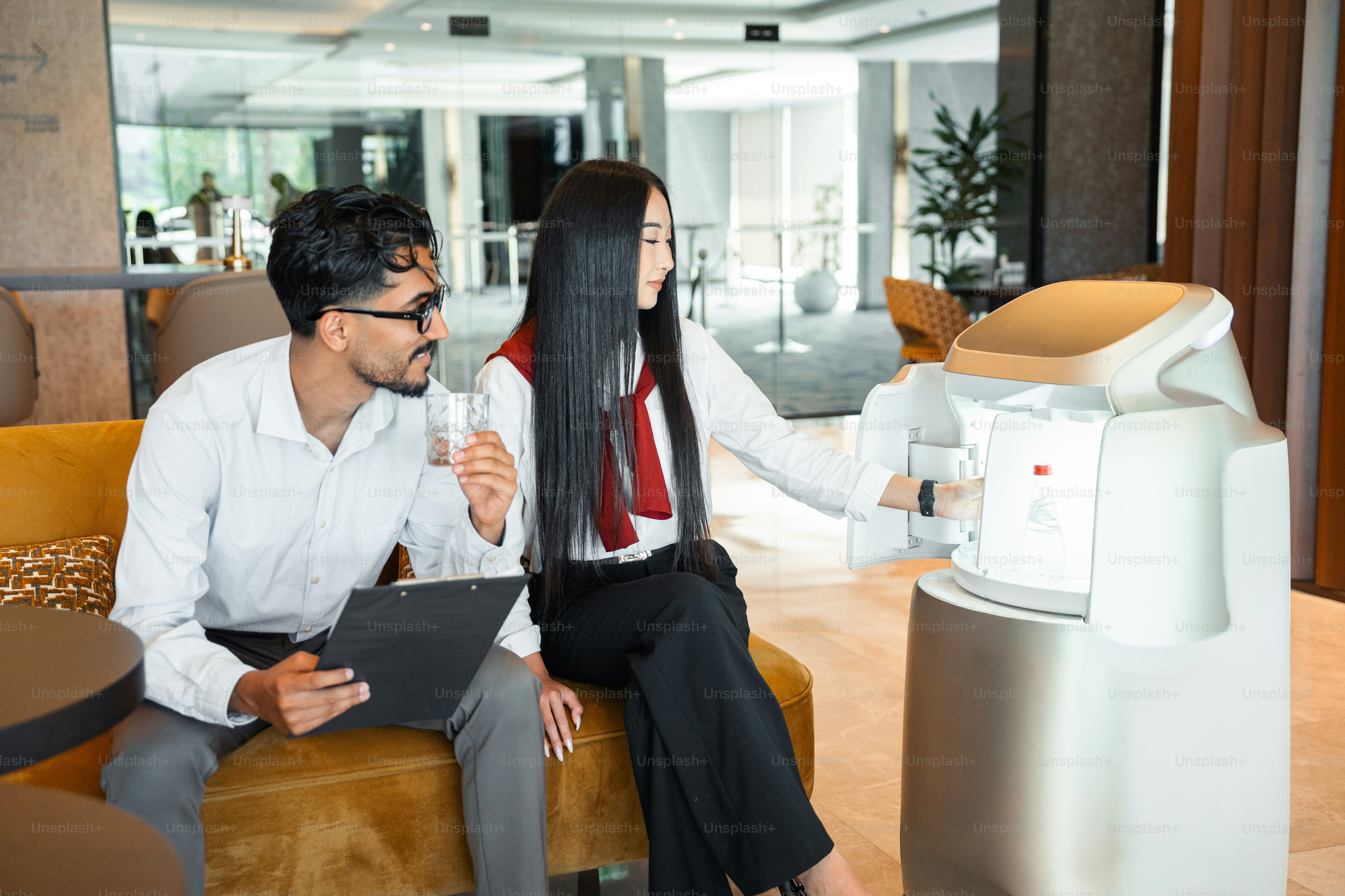 Profesional bisnis mendapatkan minuman dari robot layanan
