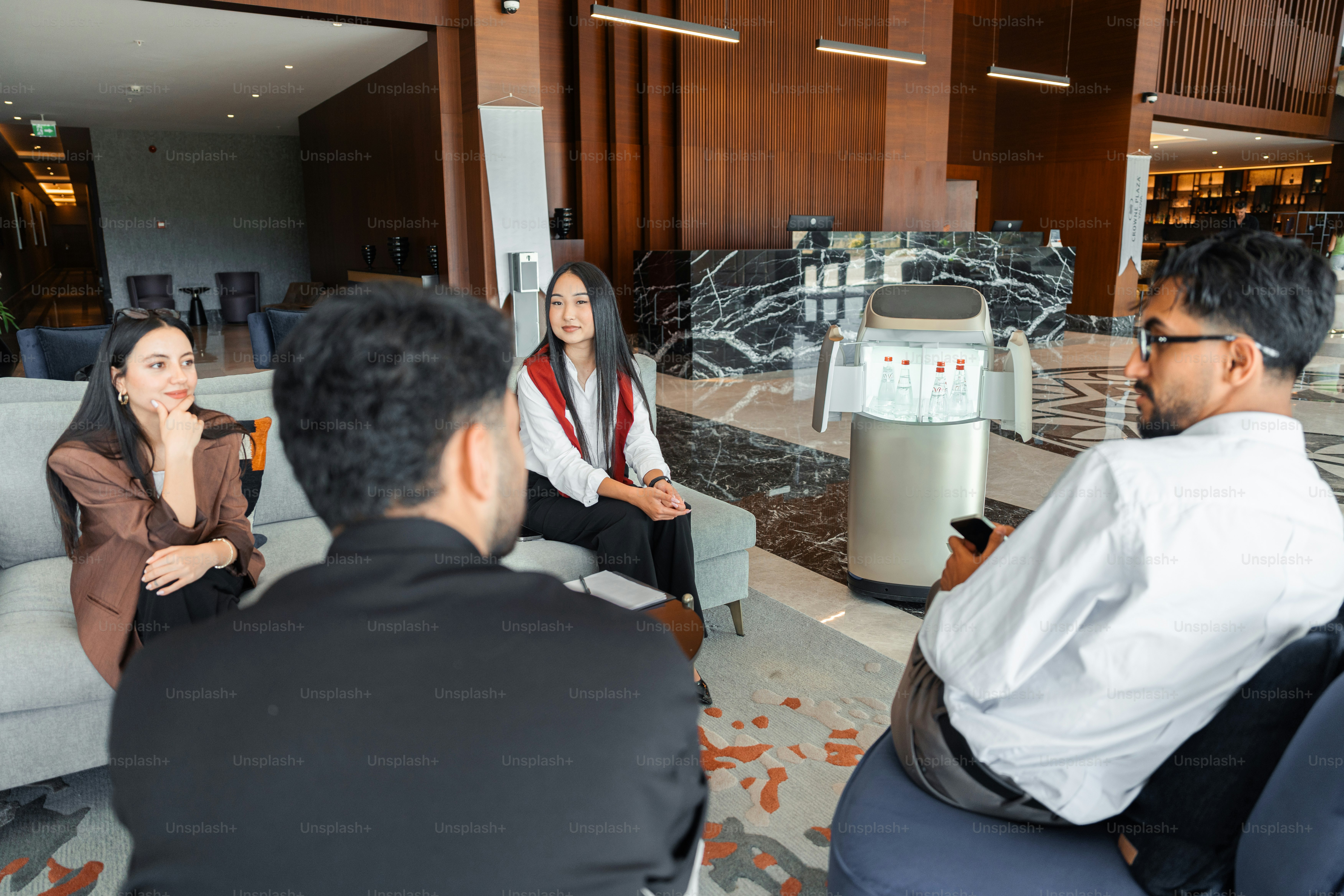 Rekan bisnis berdiskusi di lounge hotel kontemporer
