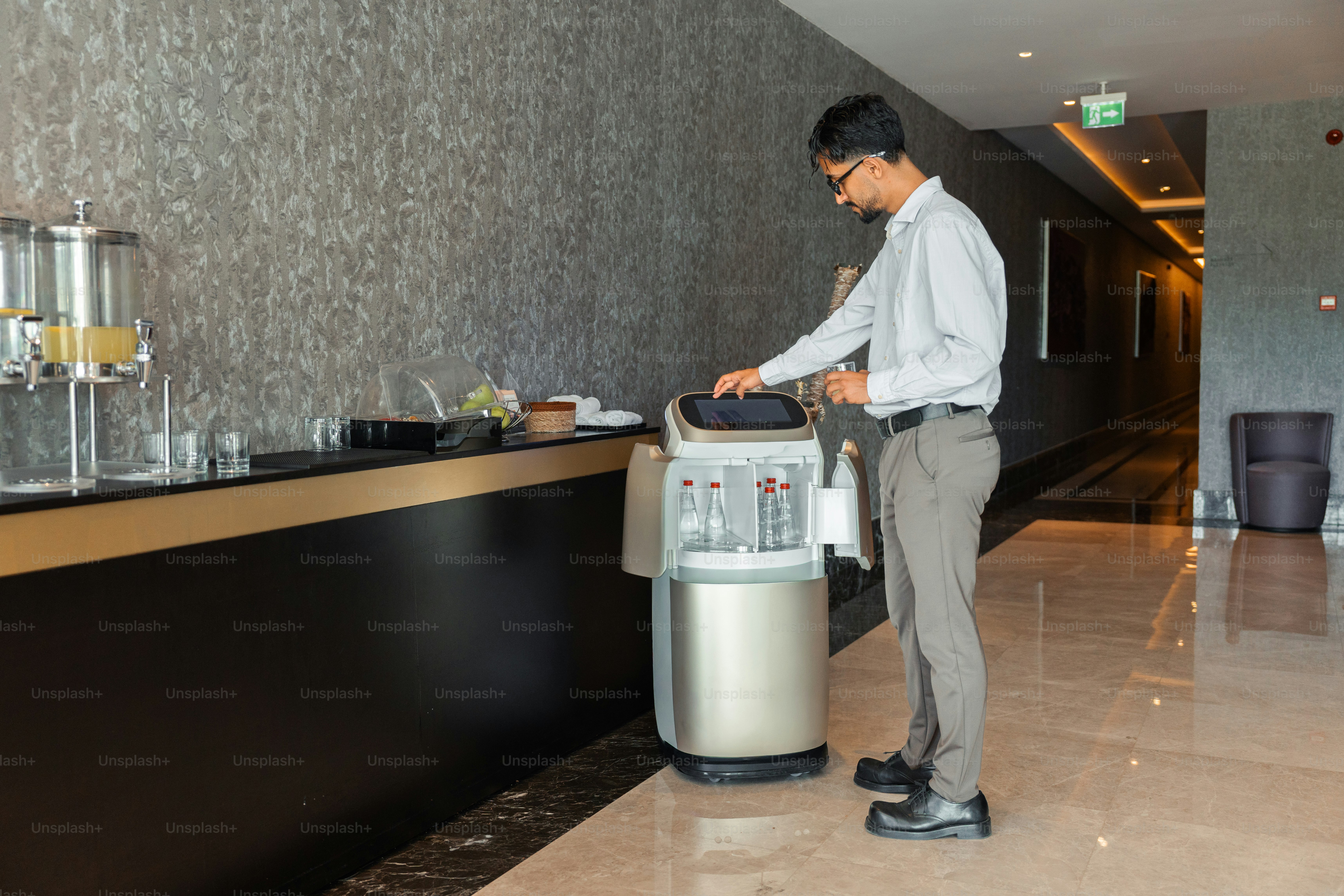 Pria mengoperasikan robot servis di hotel modern
