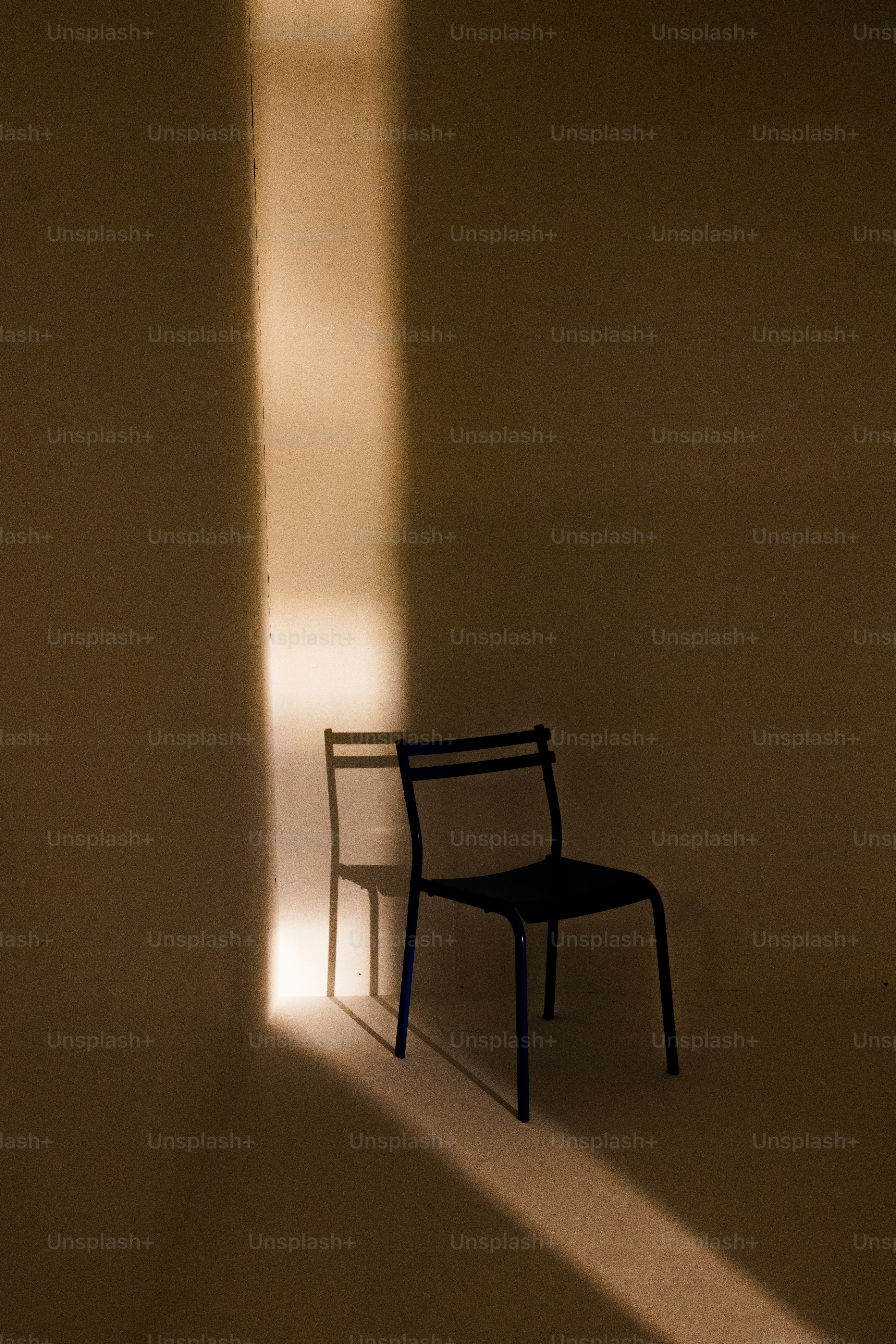 Cadeira vazia banhada por um feixe de luz dramático