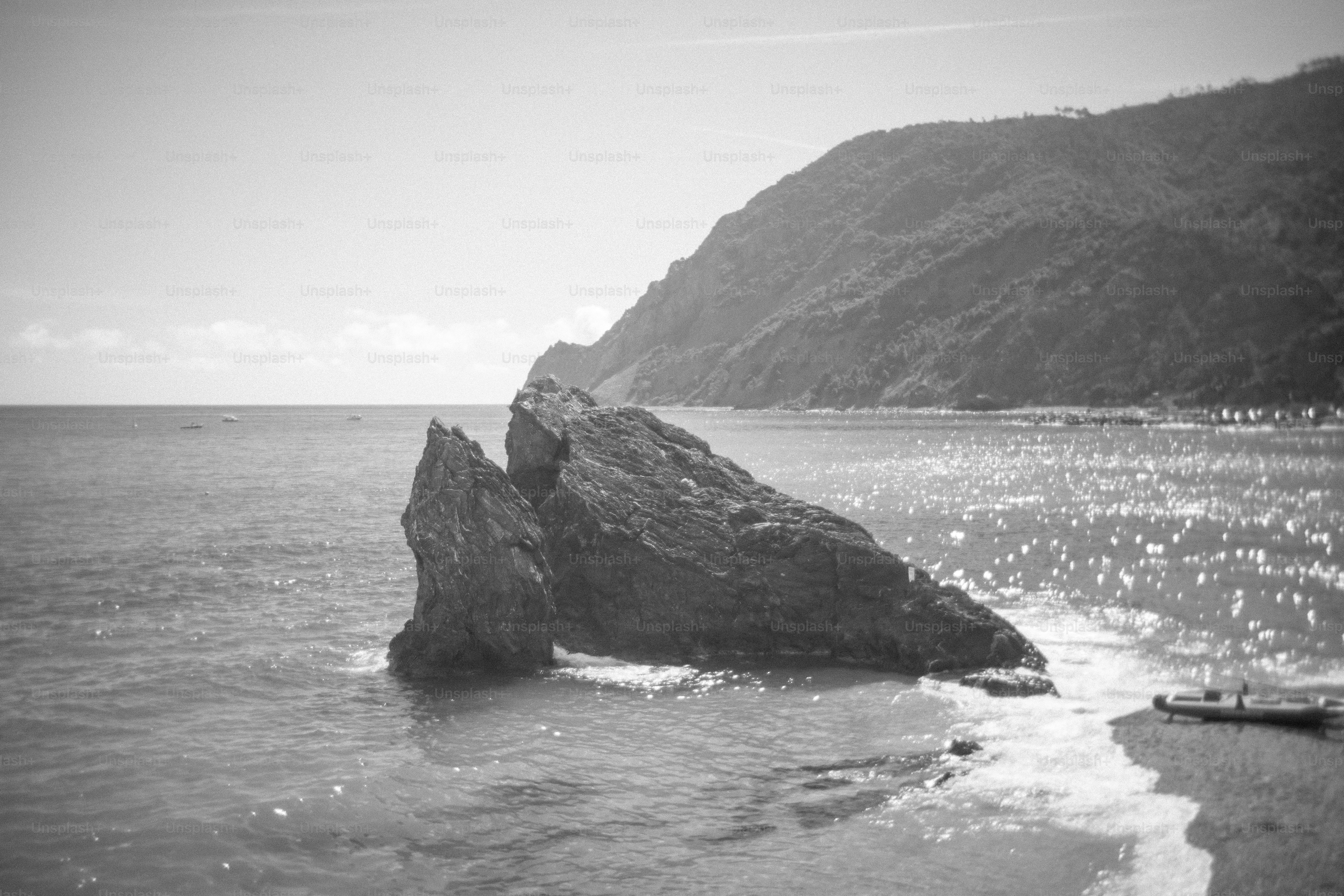 Garis pantai Monterosso al mare dengan bebatuan laut yang menonjol