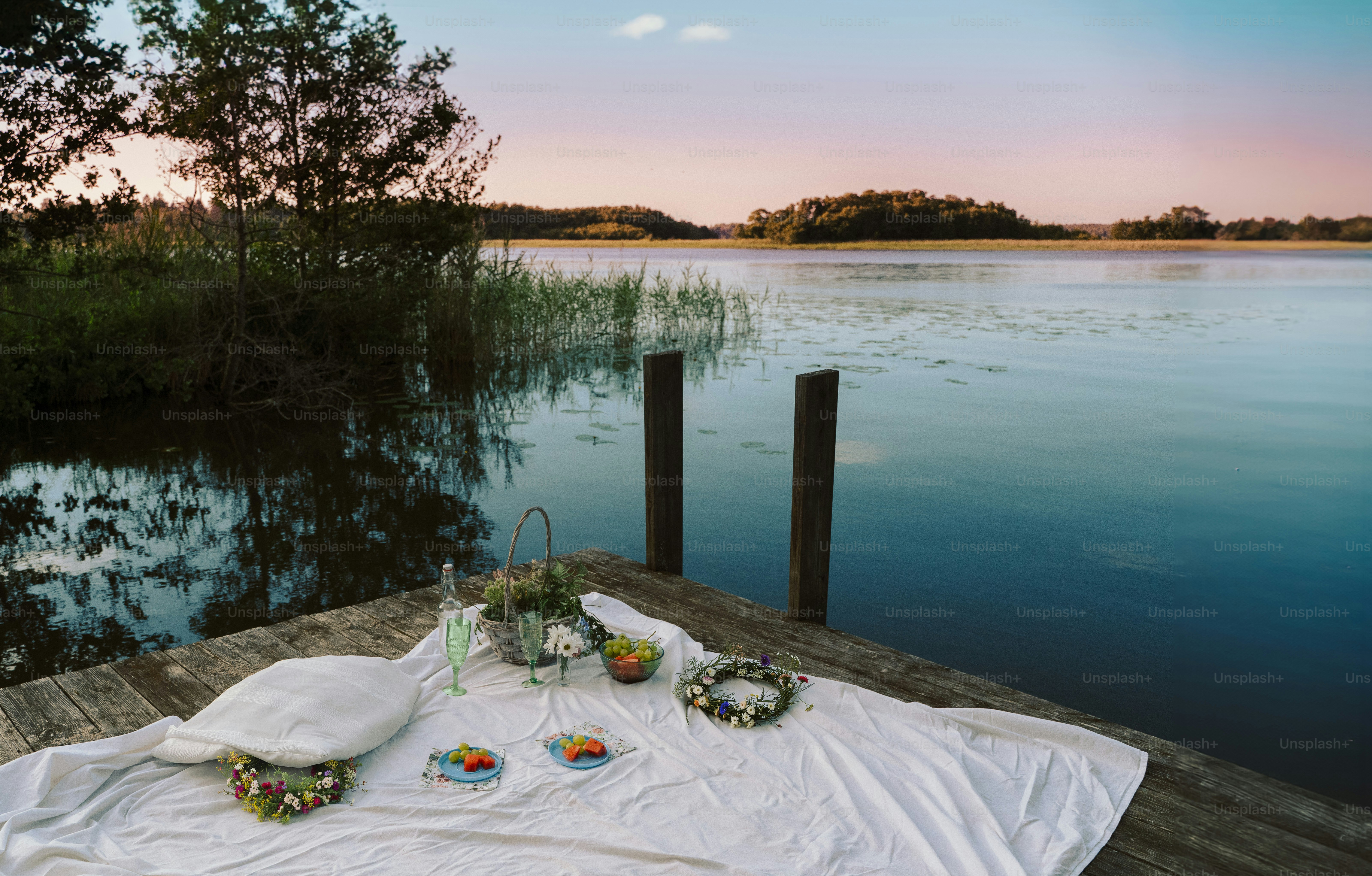 Mittsommerabend-Picknick auf einem Holzsteg
