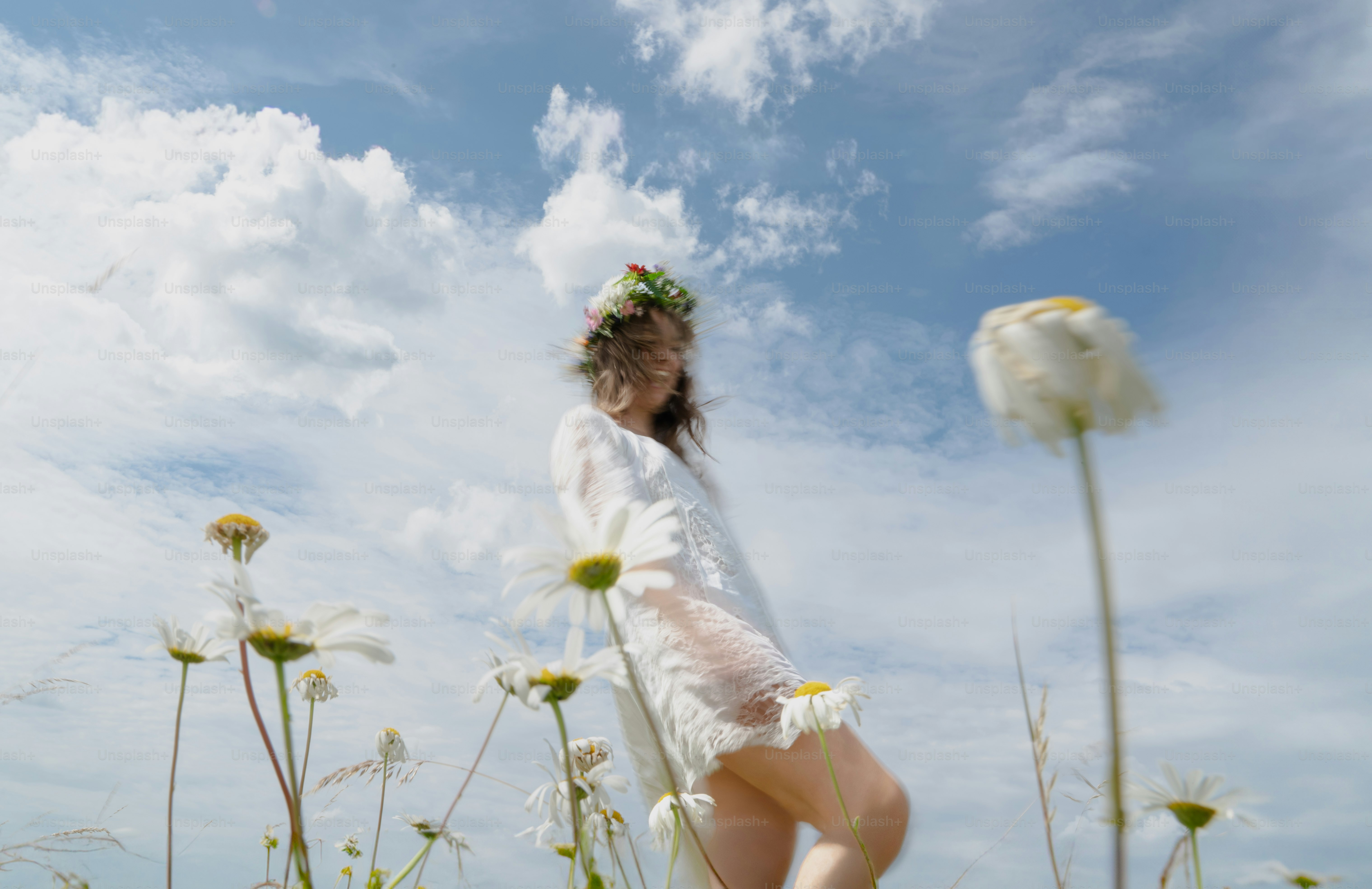 Mädchen im weißen Mittsommerkleid, Blumenkranz, Wildblumen