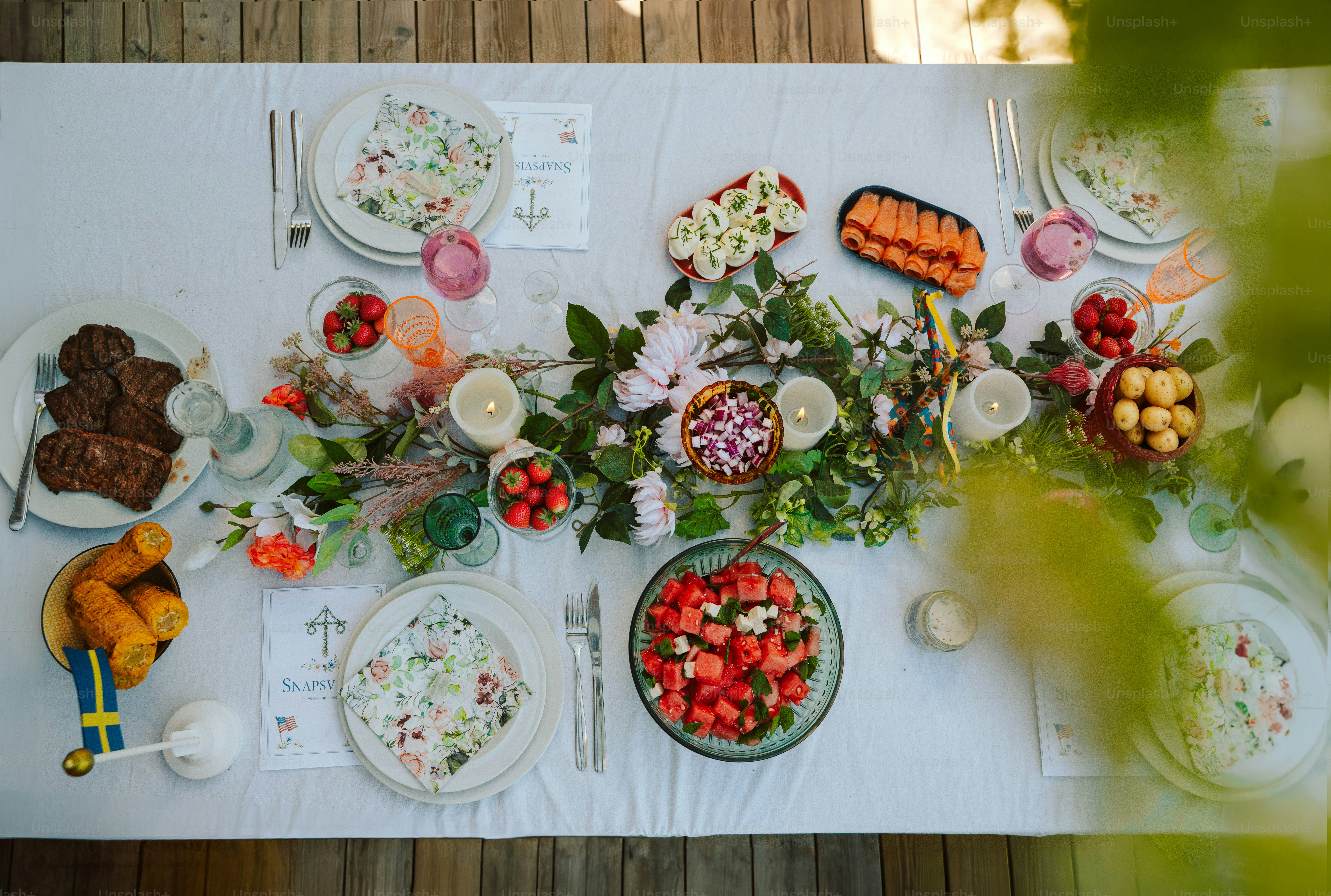 Schwedisches Mittsommermahl mit Kartoffeln, Hering, Eiern und Knisterbrot