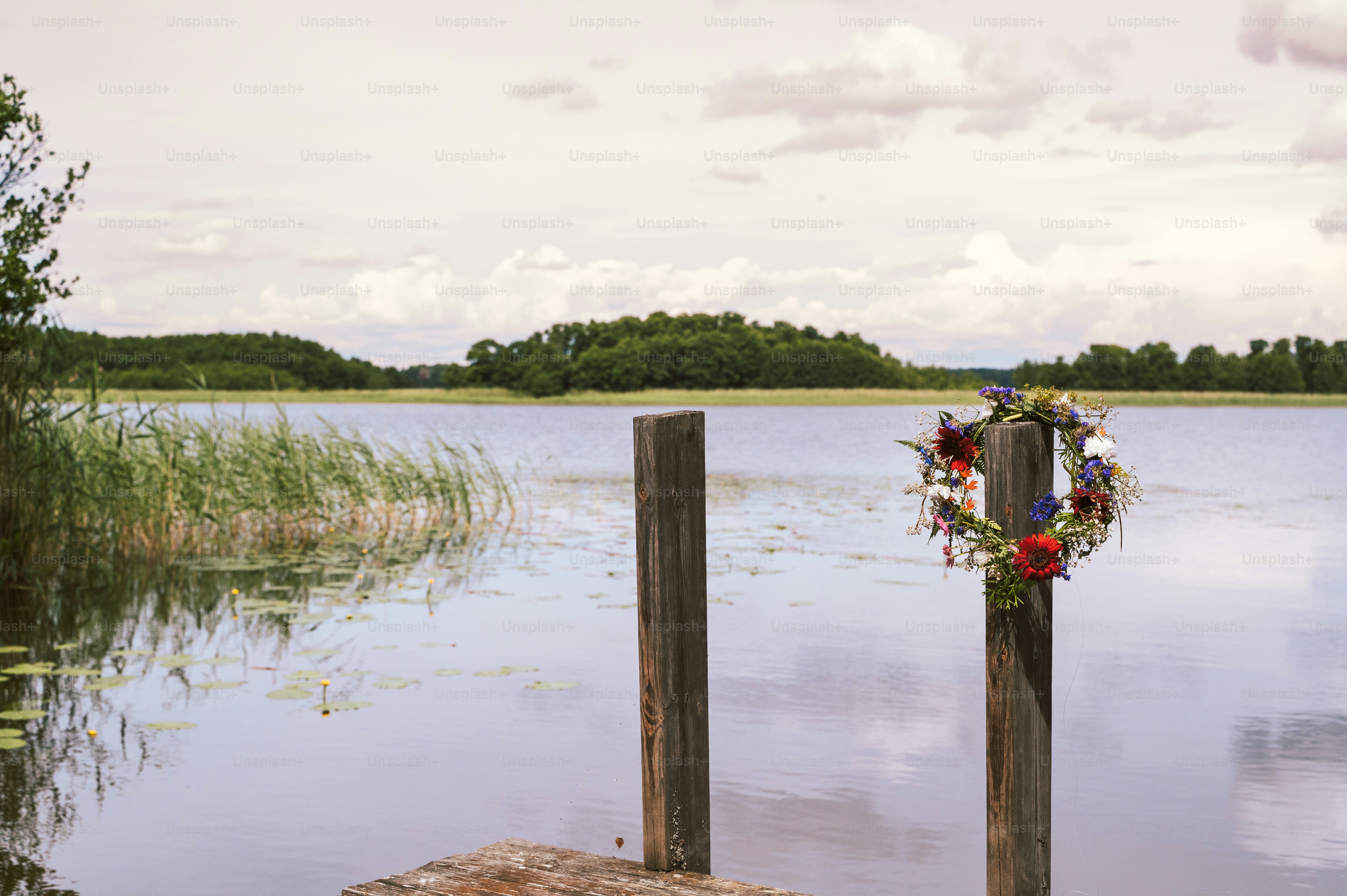 Blumenkranz im Mittsommer am Steg am ruhigen See