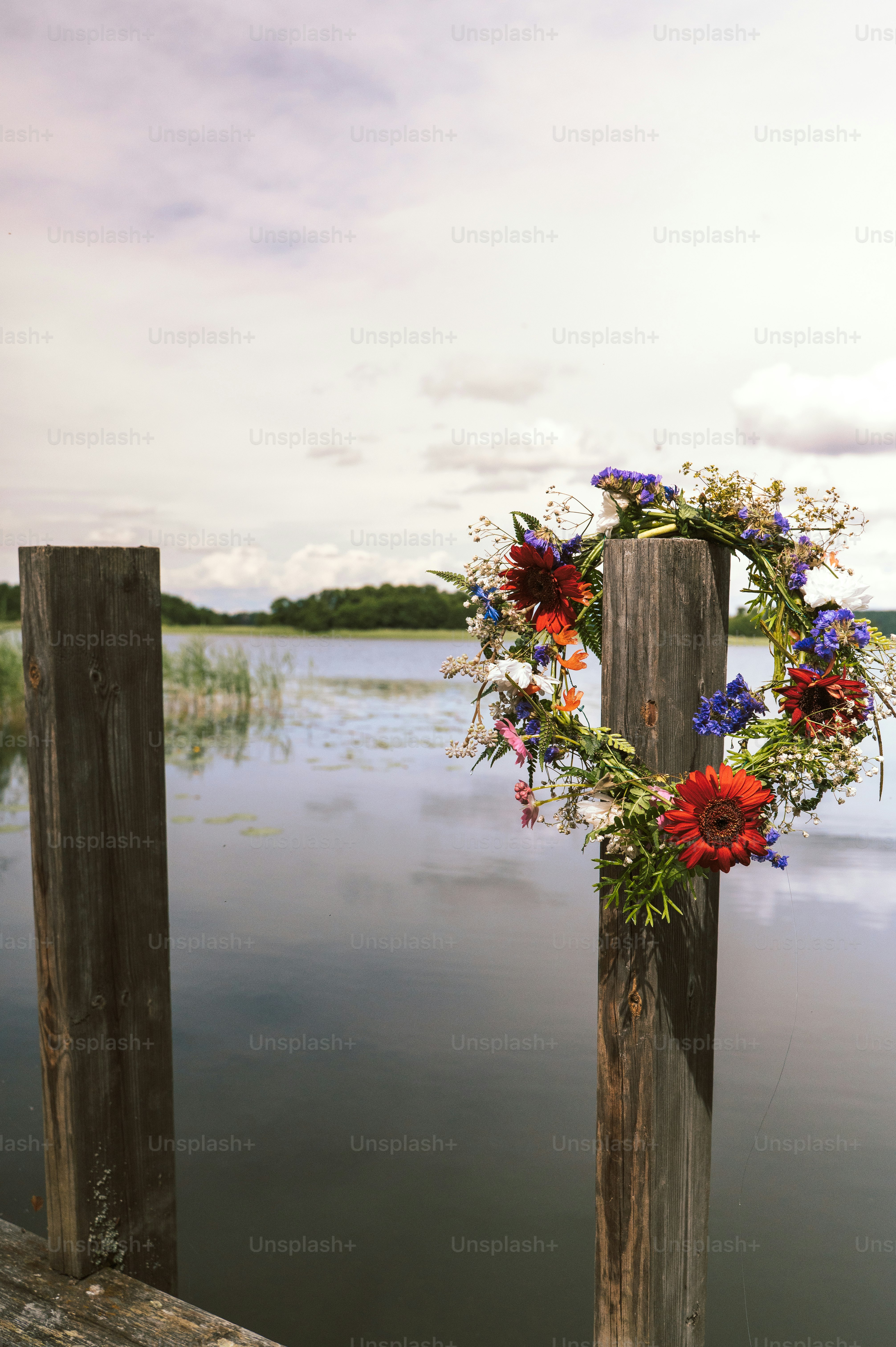 Bunter Blumenkranz auf dem Stegpfosten bei Calm Lake