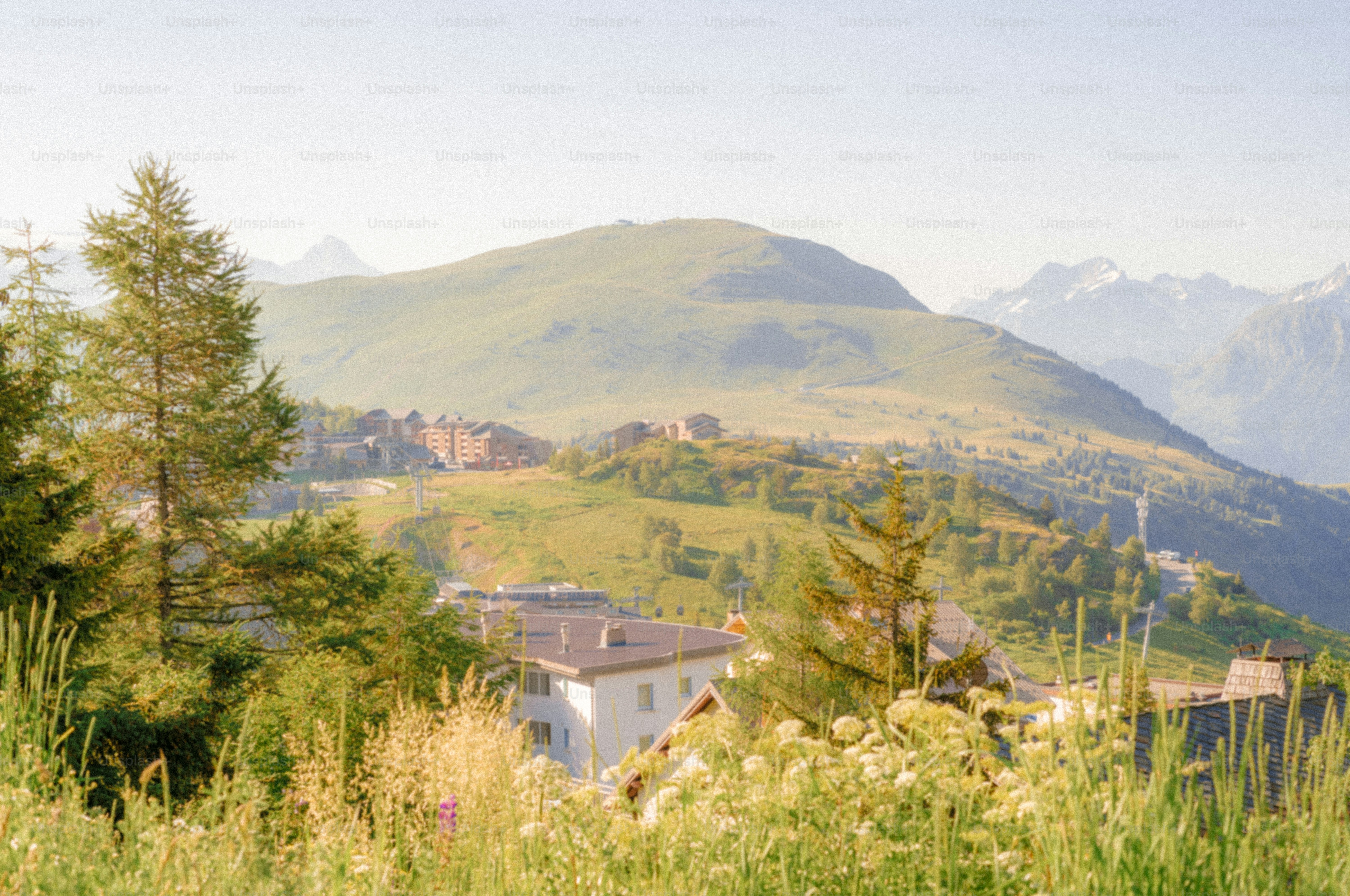 Edificio immerso in un verde paesaggio montano