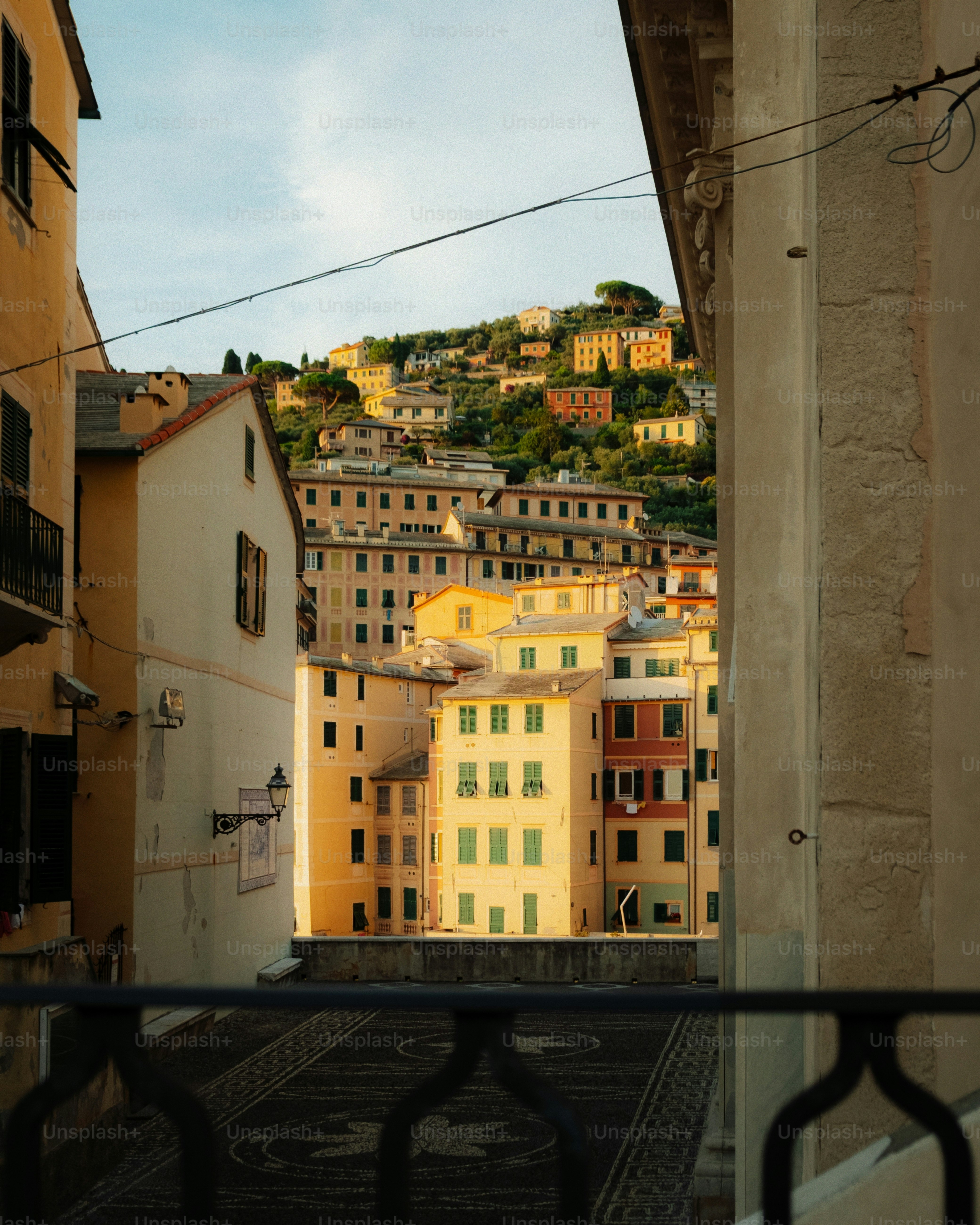 Bangunan berwarna-warni di lereng bukit di camogli, italia