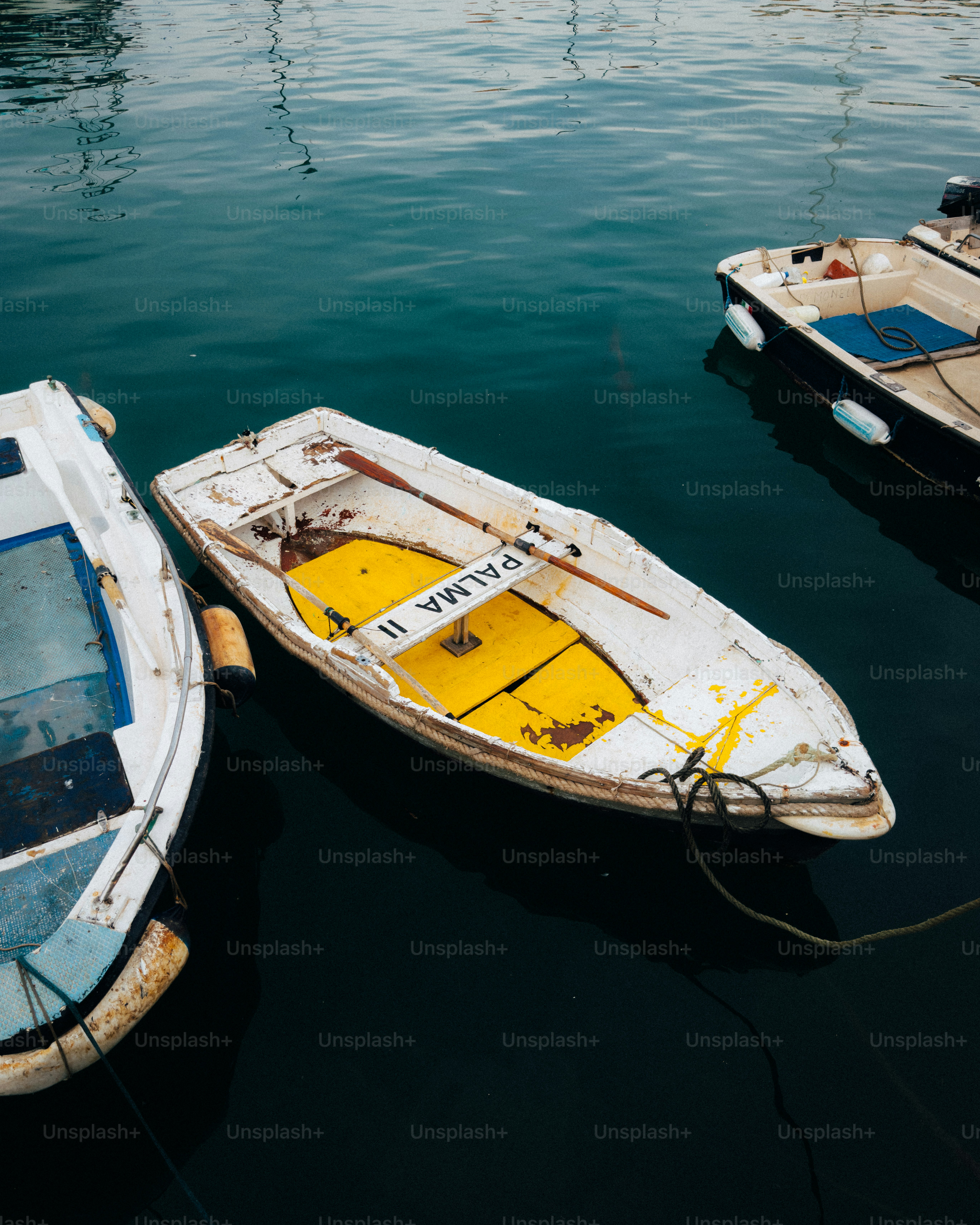 Perahu putih dan kuning berlabuh di pelabuhan rapallo