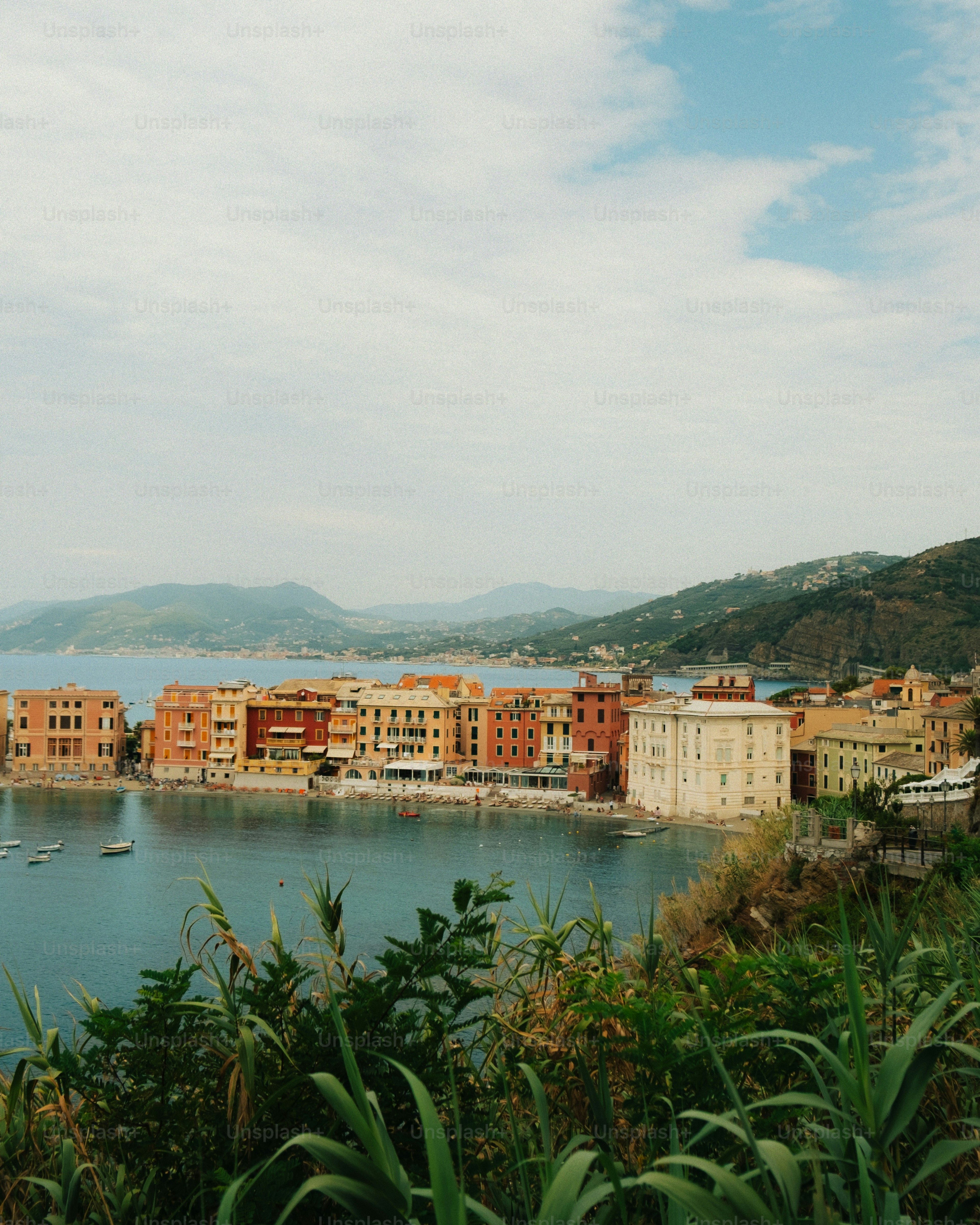Bangunan berwarna-warni berjejer di garis pantai sestri levante
