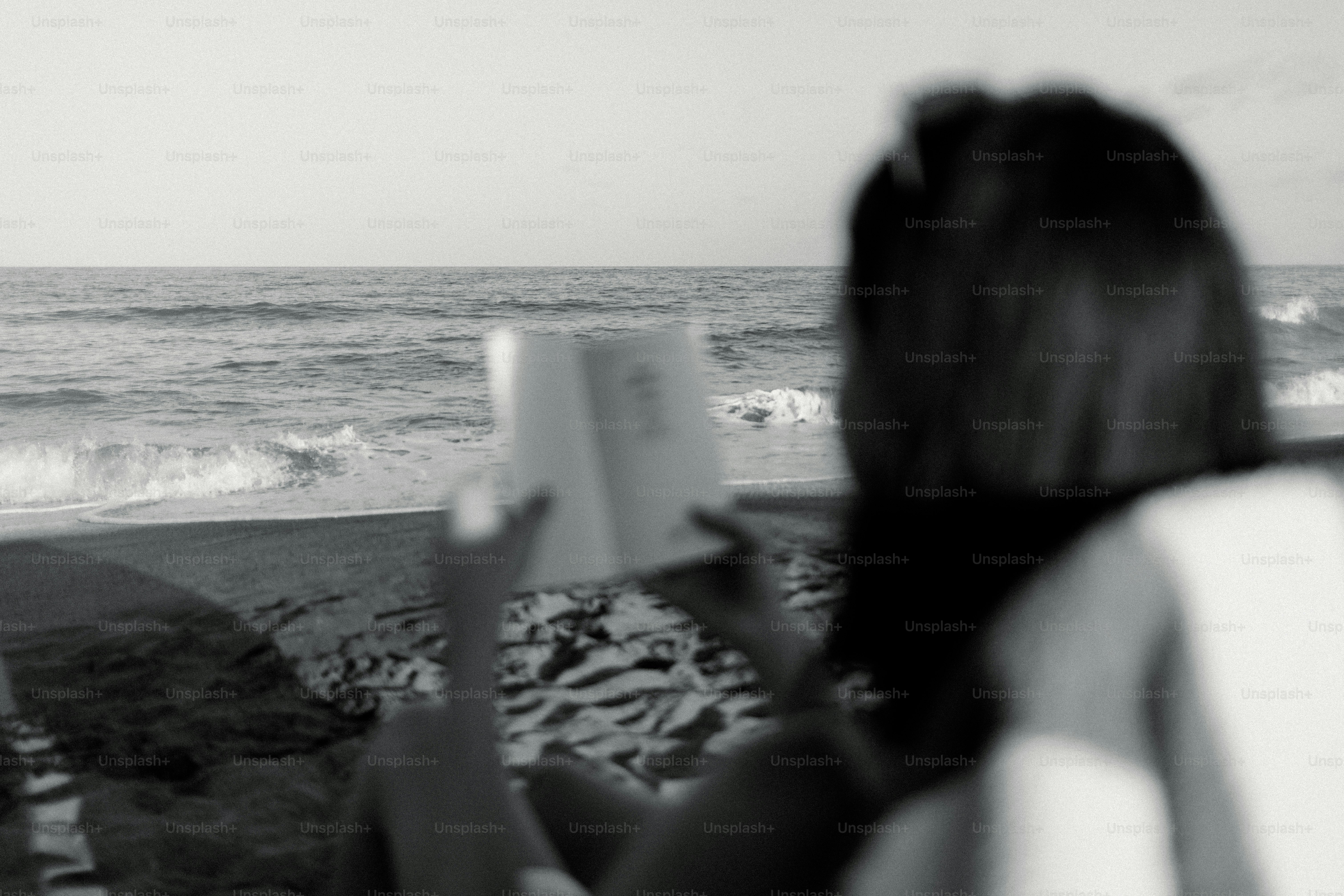 海辺で本を読む女性