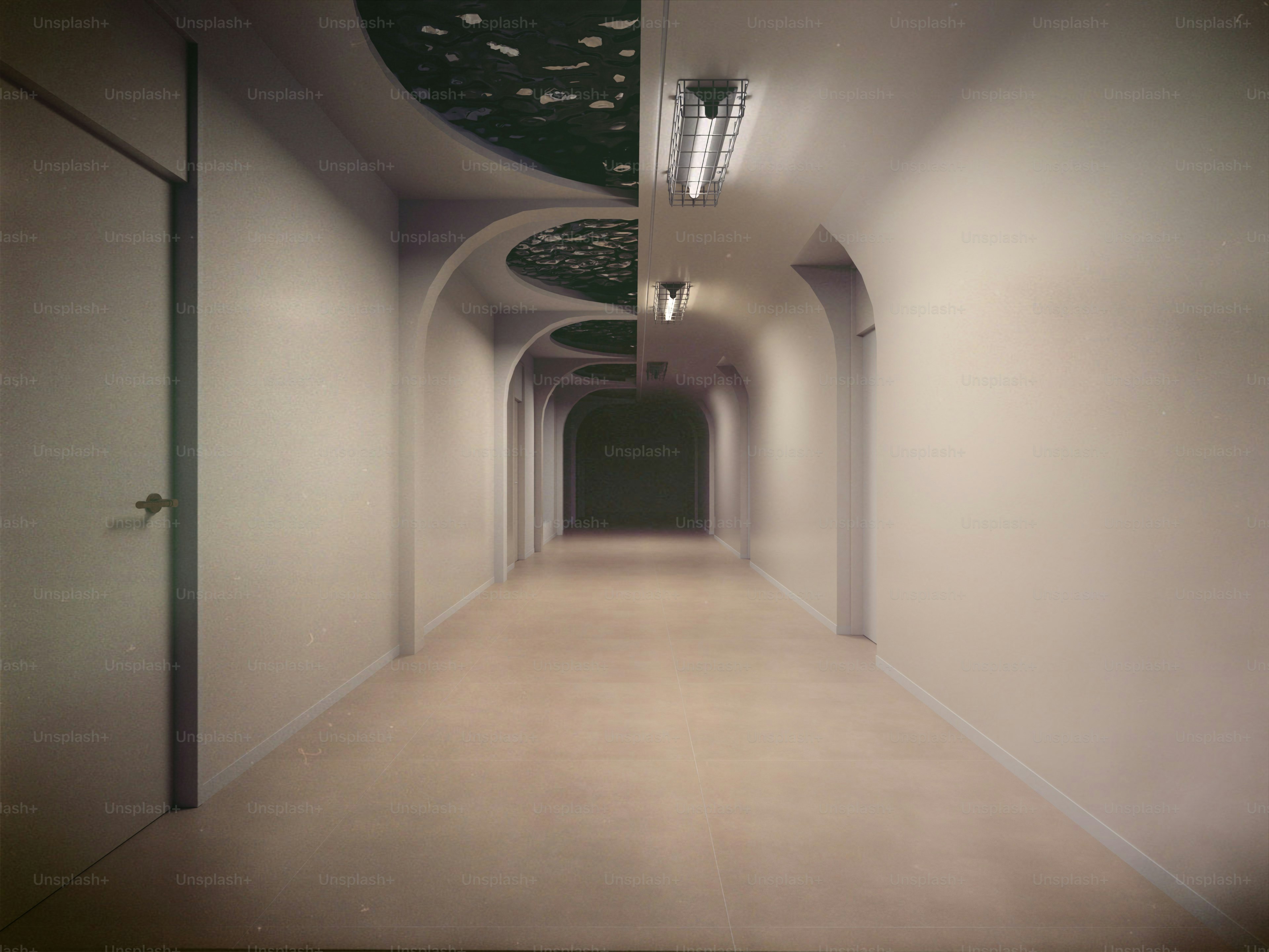 Corridoio vuoto con soffitto curvo e luci fluorescenti