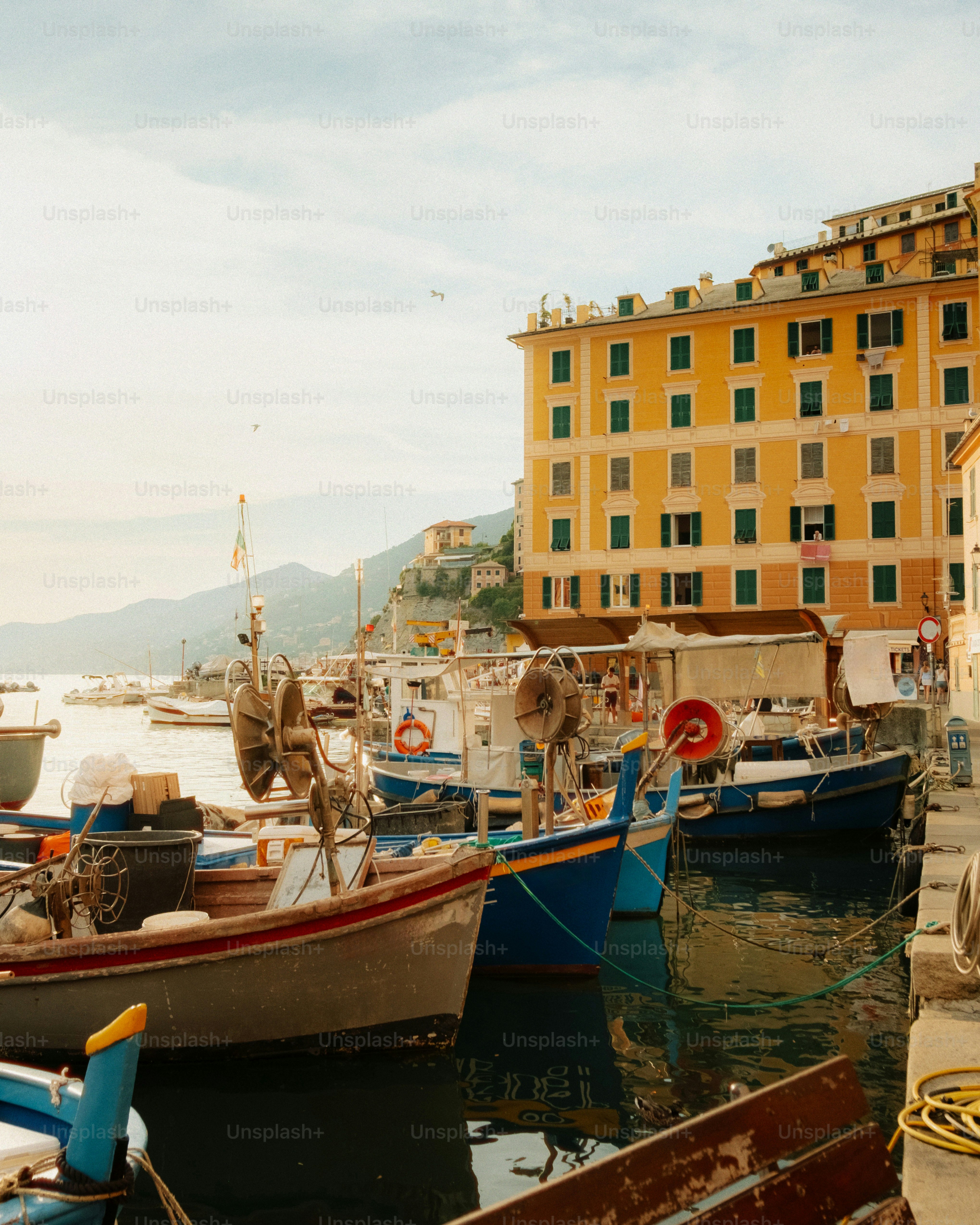 Perahu nelayan berlabuh di camogli, italia