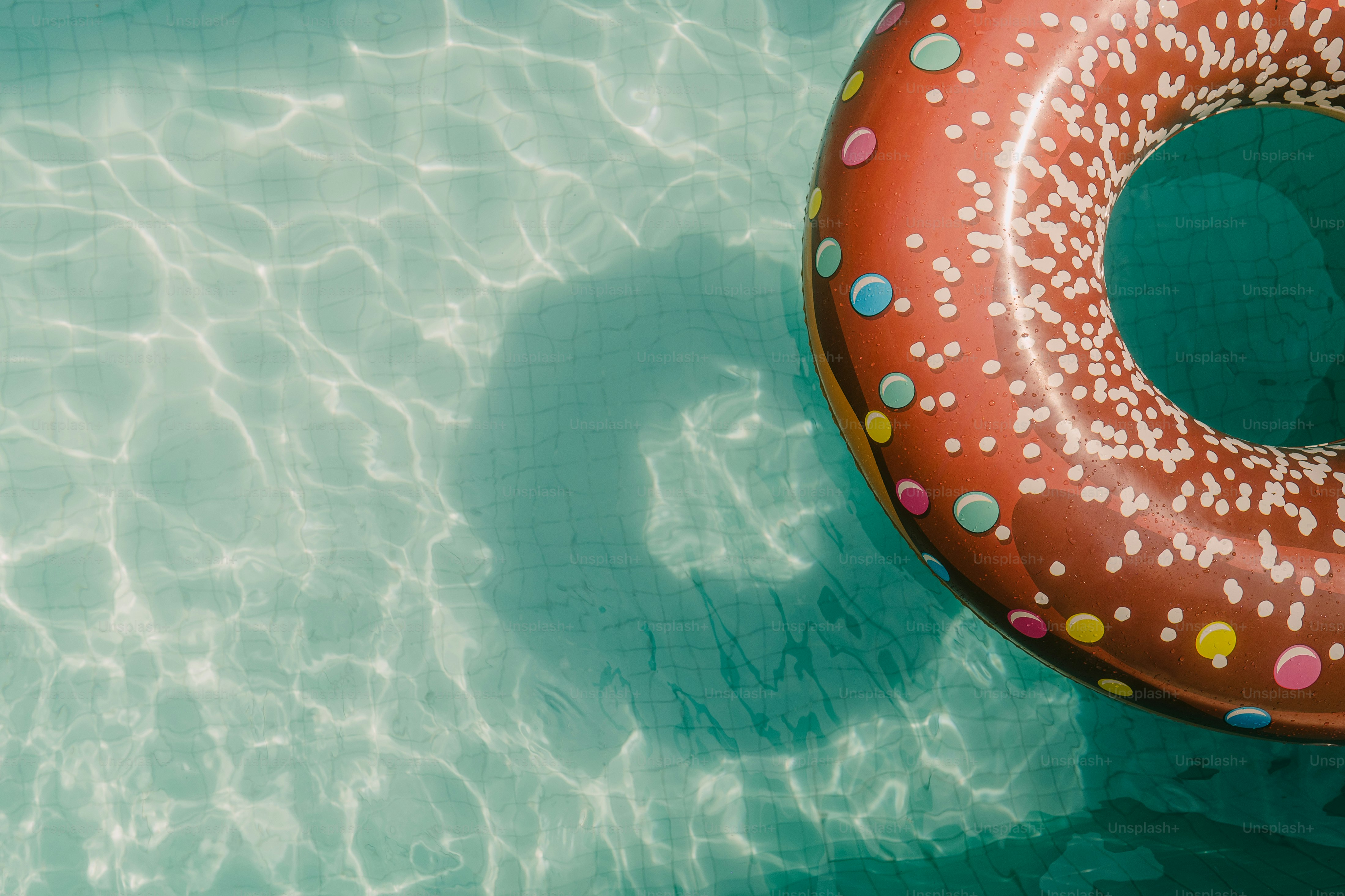 Donutförmiger aufblasbarer Ring, der in einem Schwimmbecken schwimmt