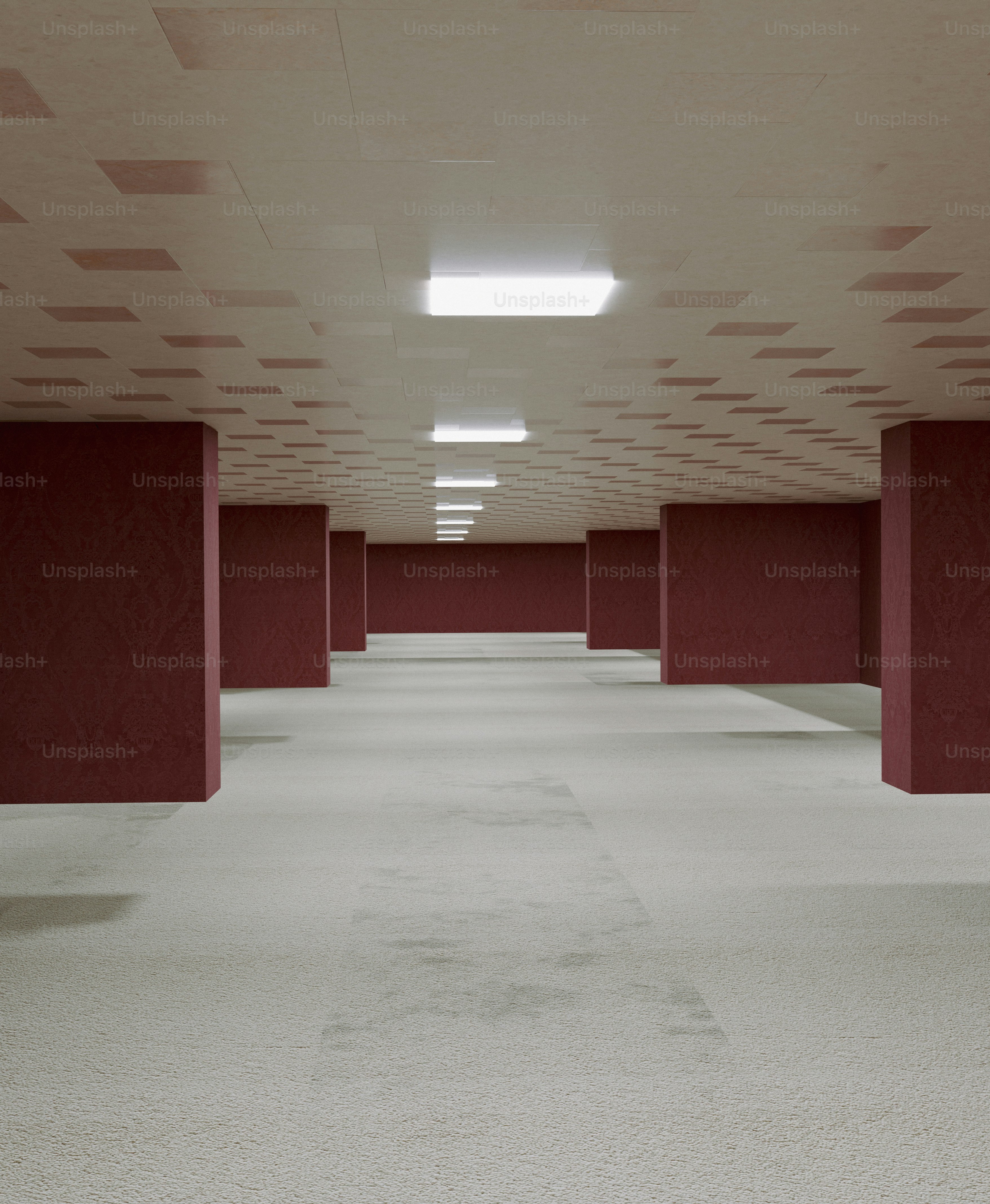 Long couloir vide avec des piliers rouges et un plafond à motifs