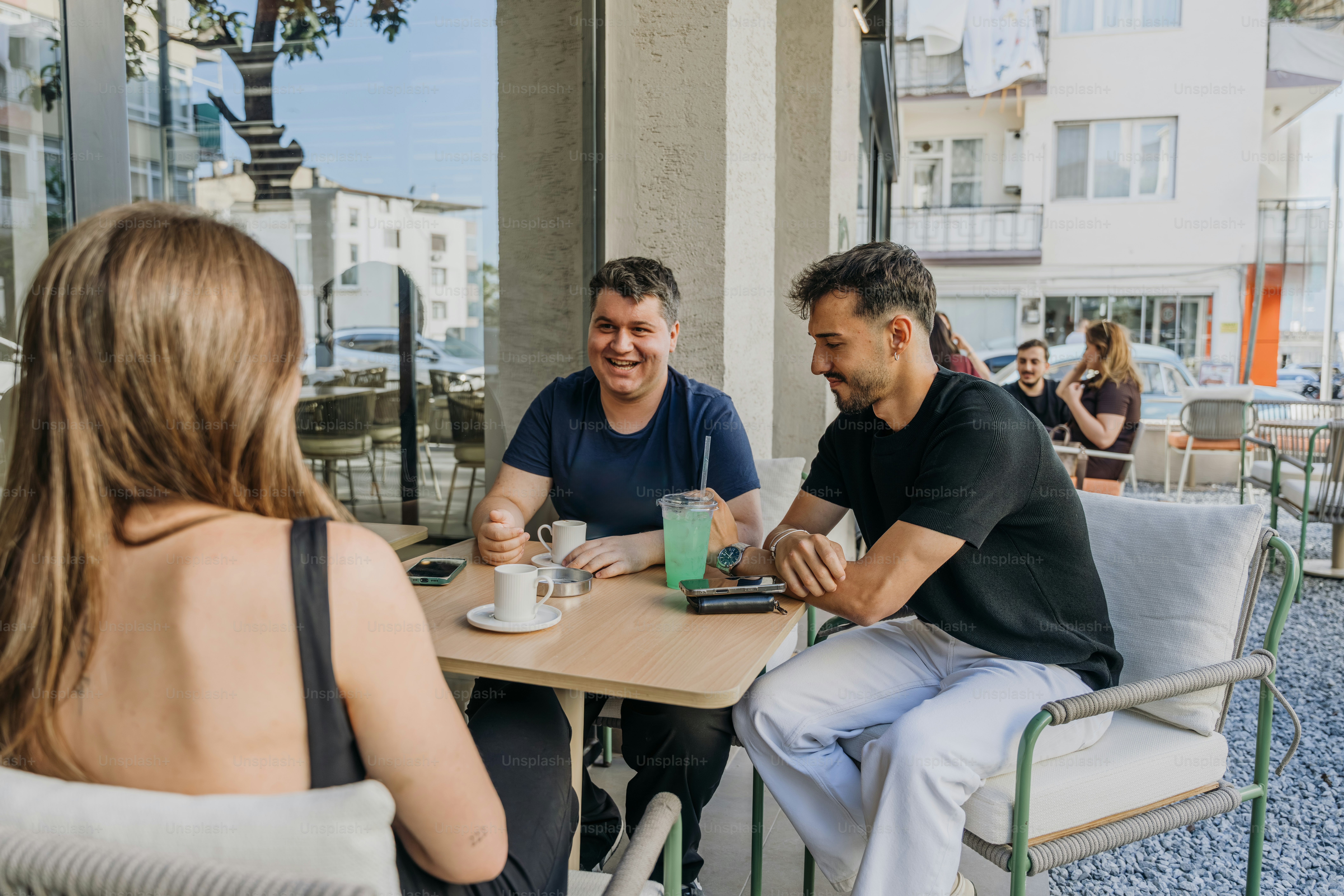 Freunde genießen Getränke und Gespräche im Outdoor-Café