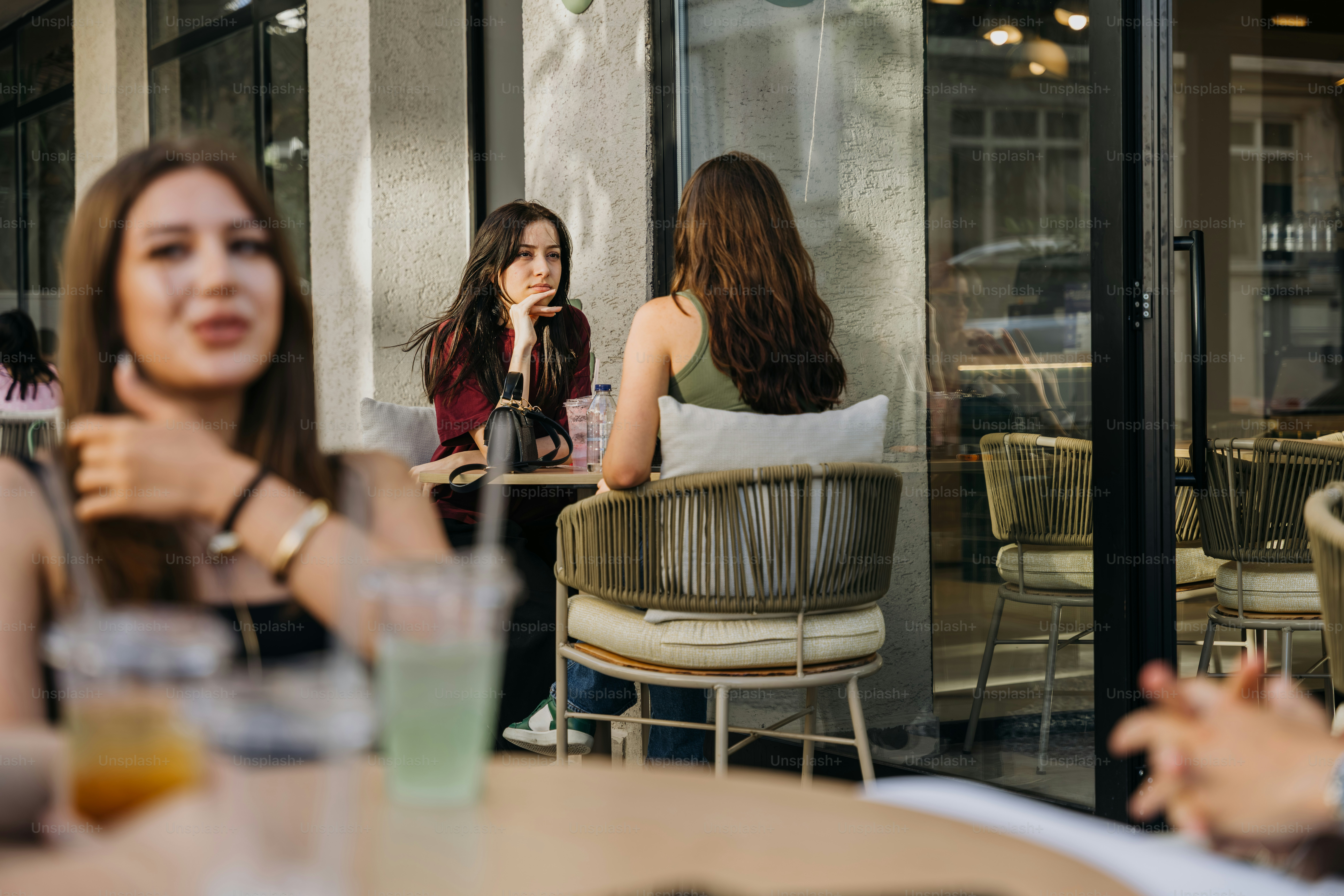 Frauen genießen Getränke in einem Café im Freien