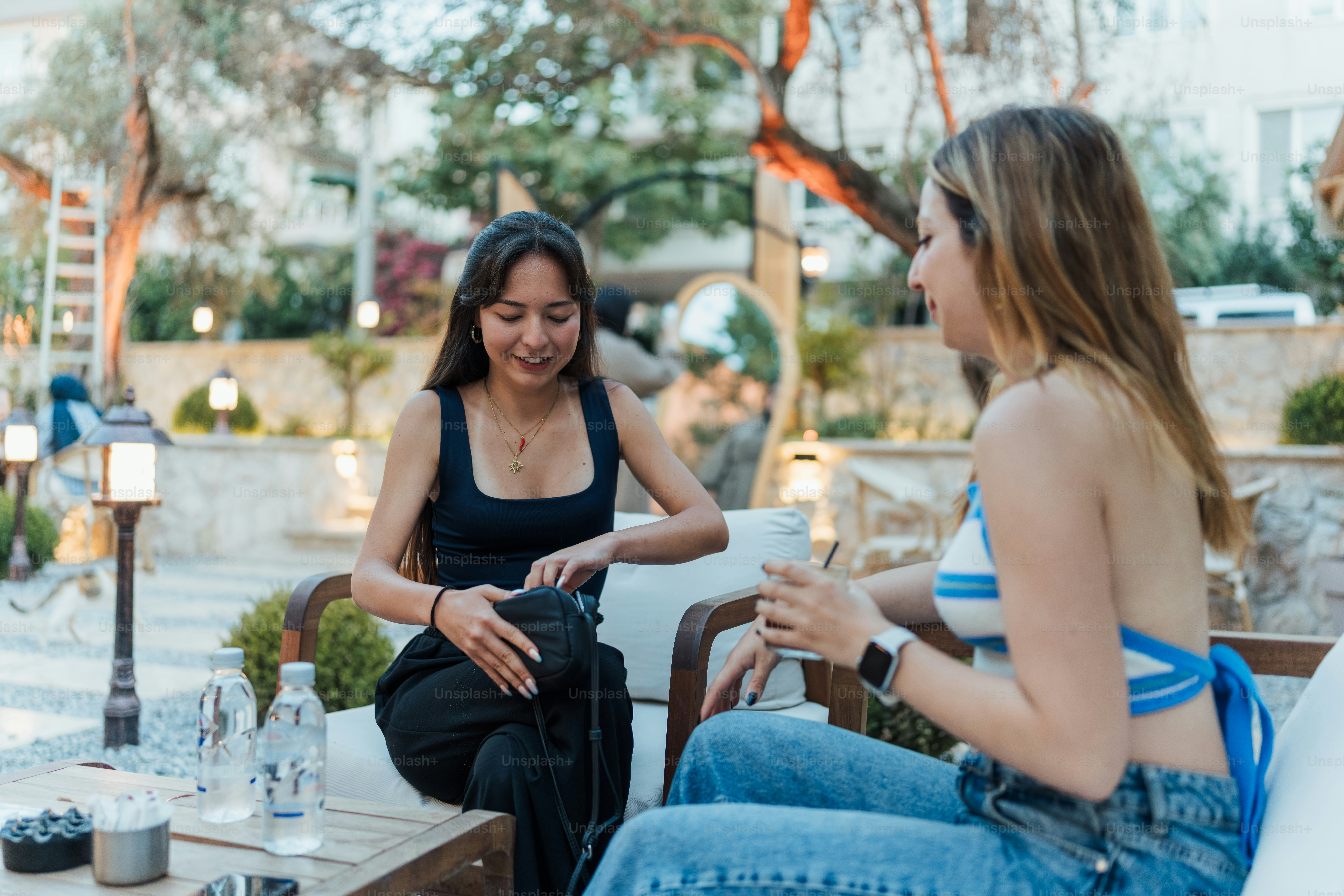 Junge Frauen unterhalten sich im Café im Freien