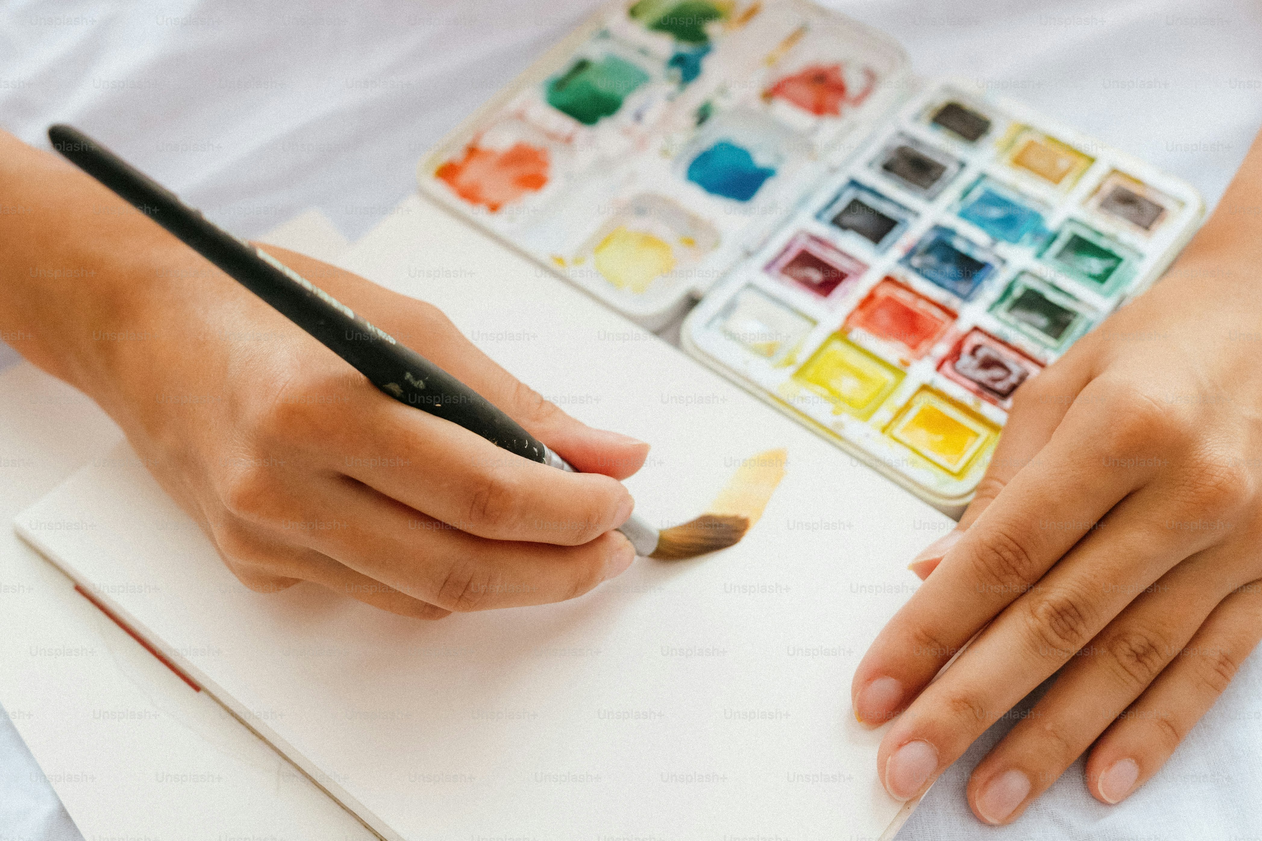 スケッチブックで水彩画を描く手