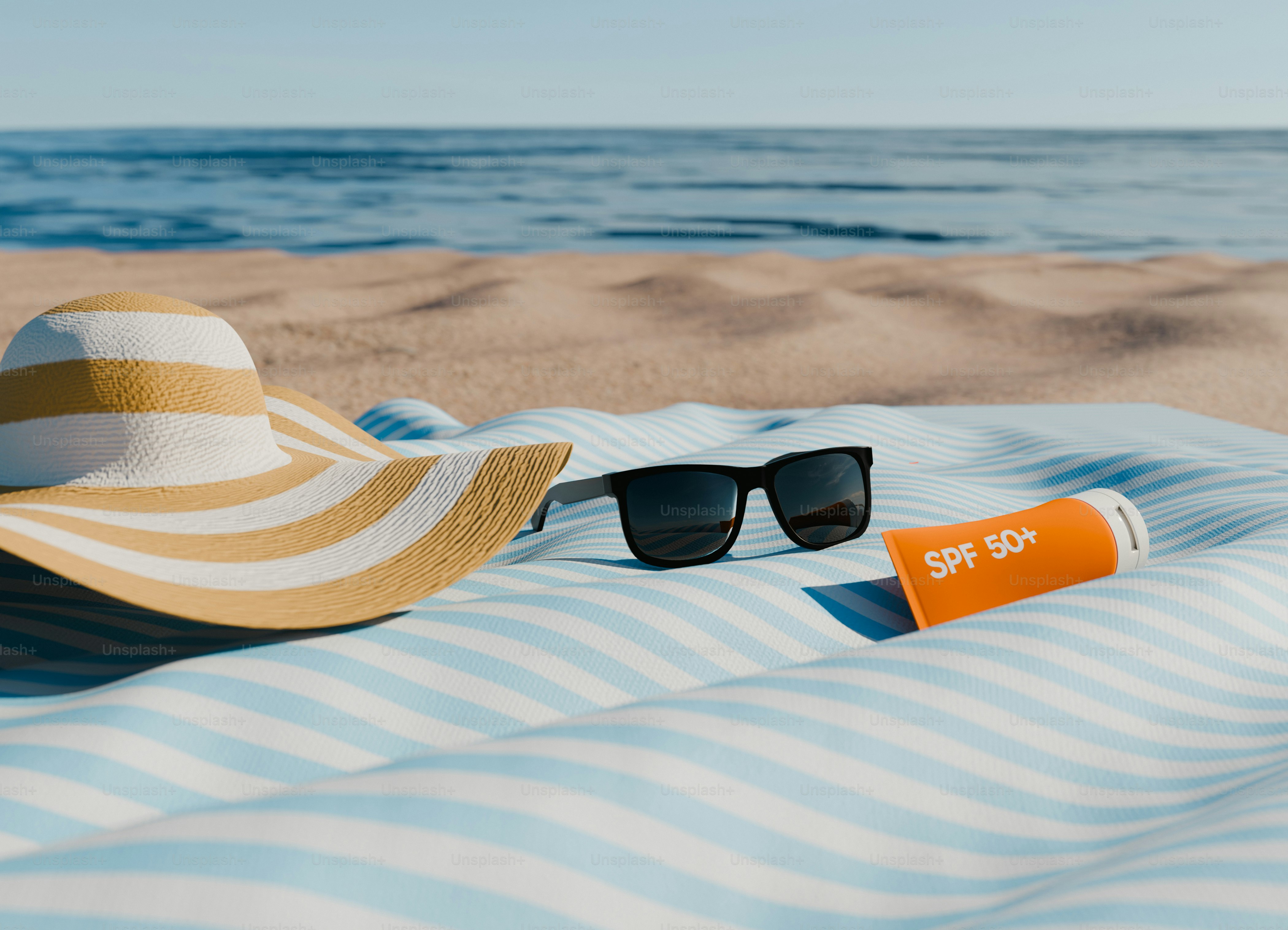 Essentiels de plage sur serviette au bord de l’océan
