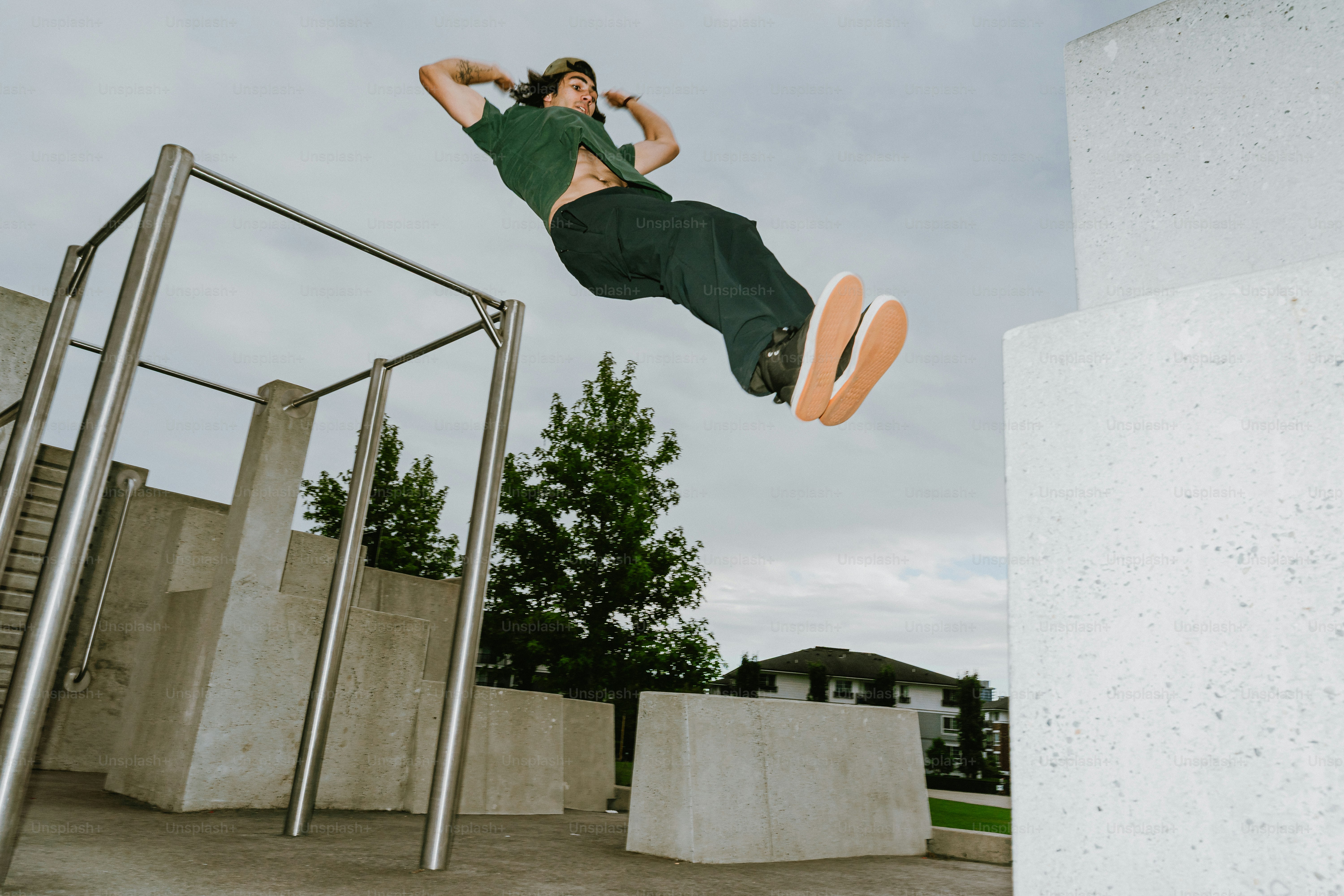 Uomo che fa parkour jump in un parco urbano