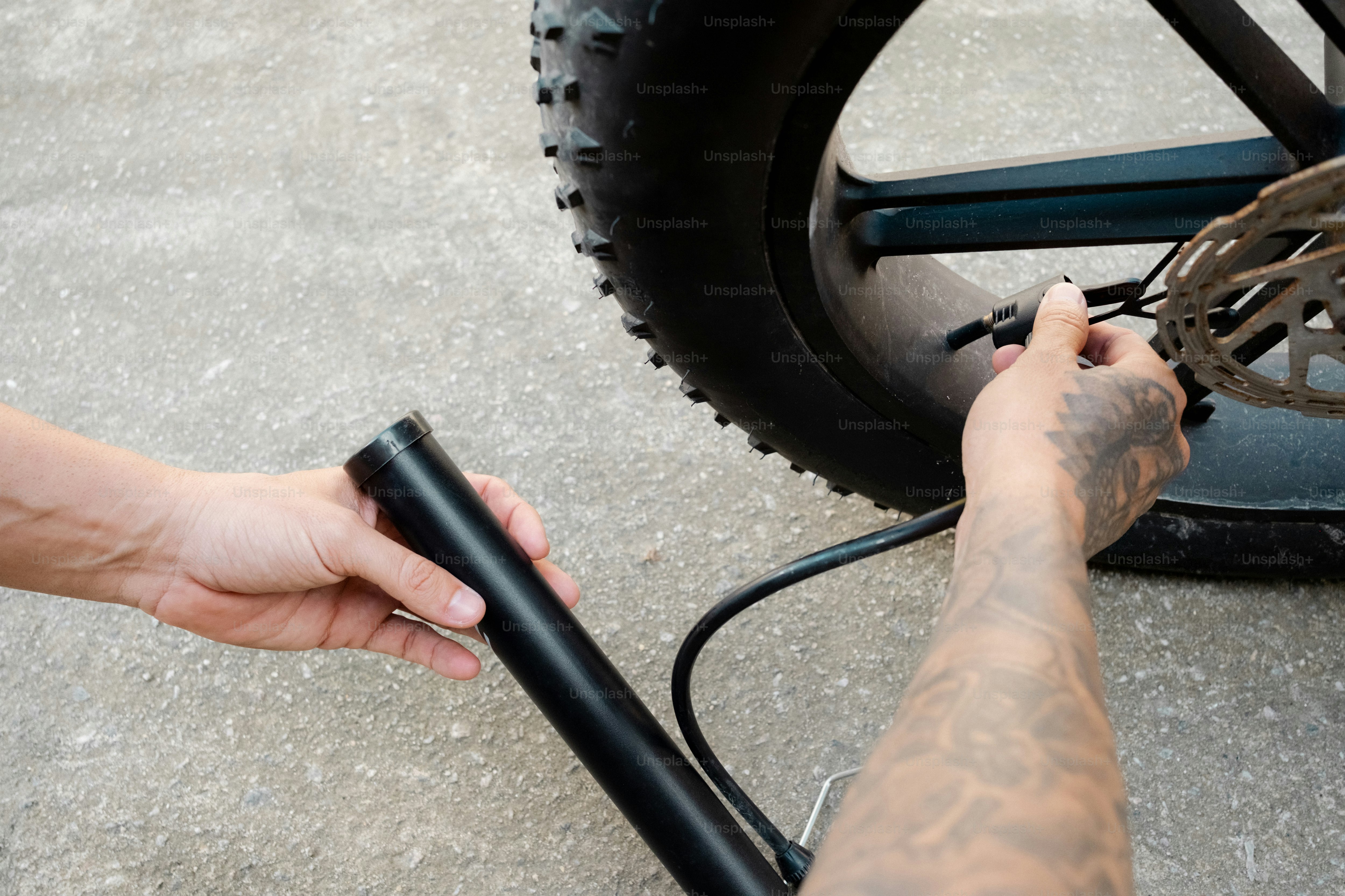 Gonfiare la ruota di bicicletta con pneumatici larghi