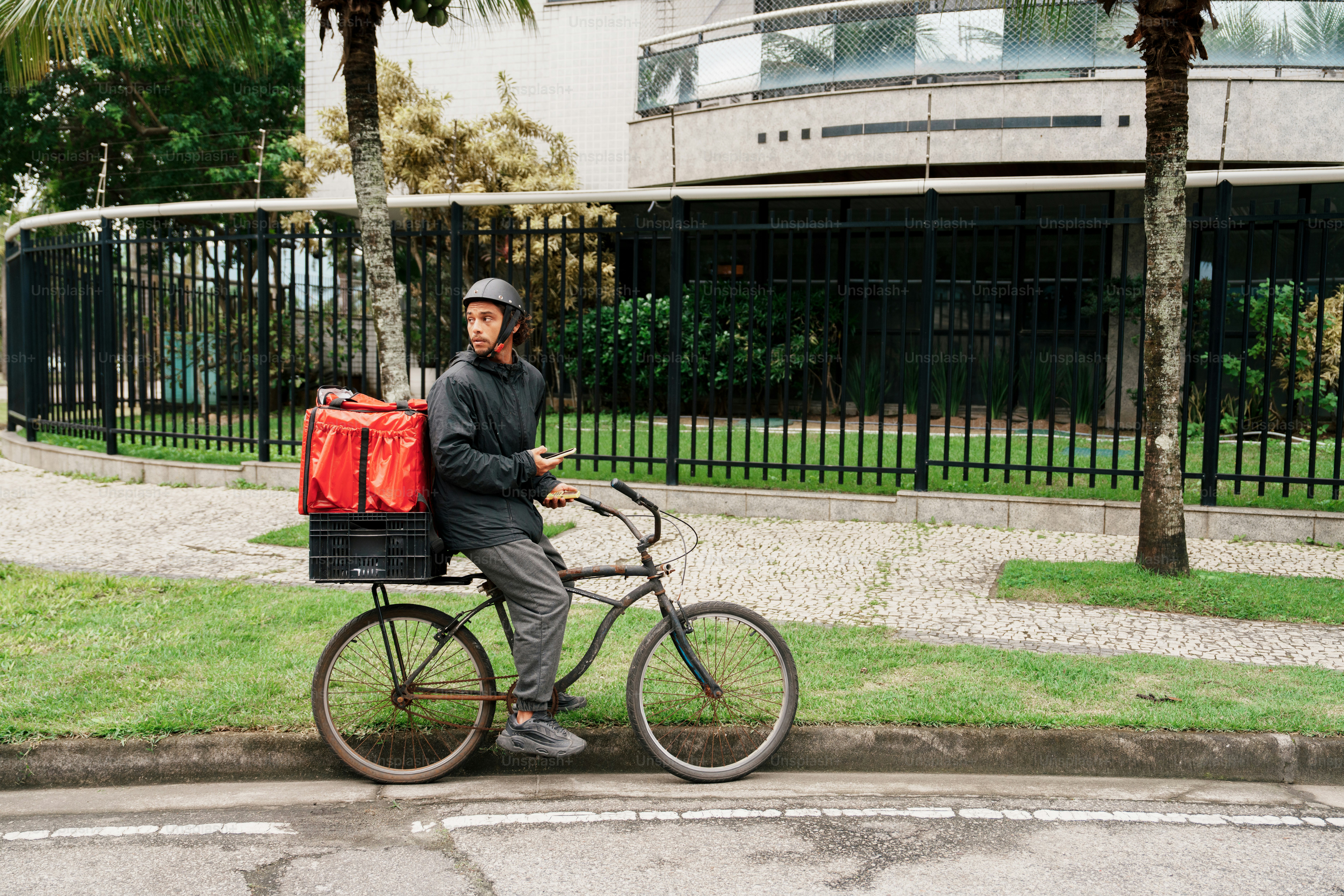 Repartidor en bicicleta con bolsa roja
