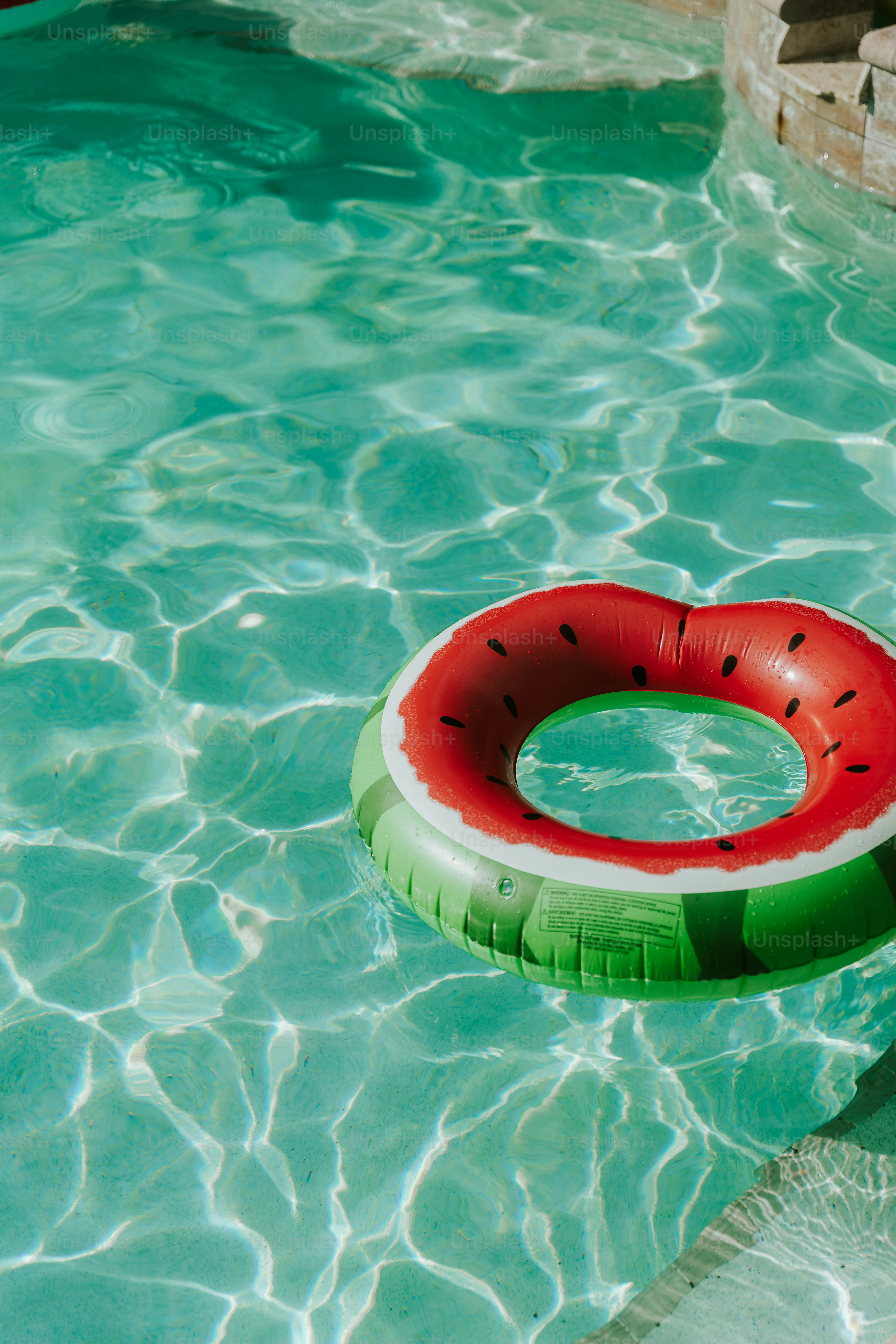 Flotador de sandía en una piscina clara