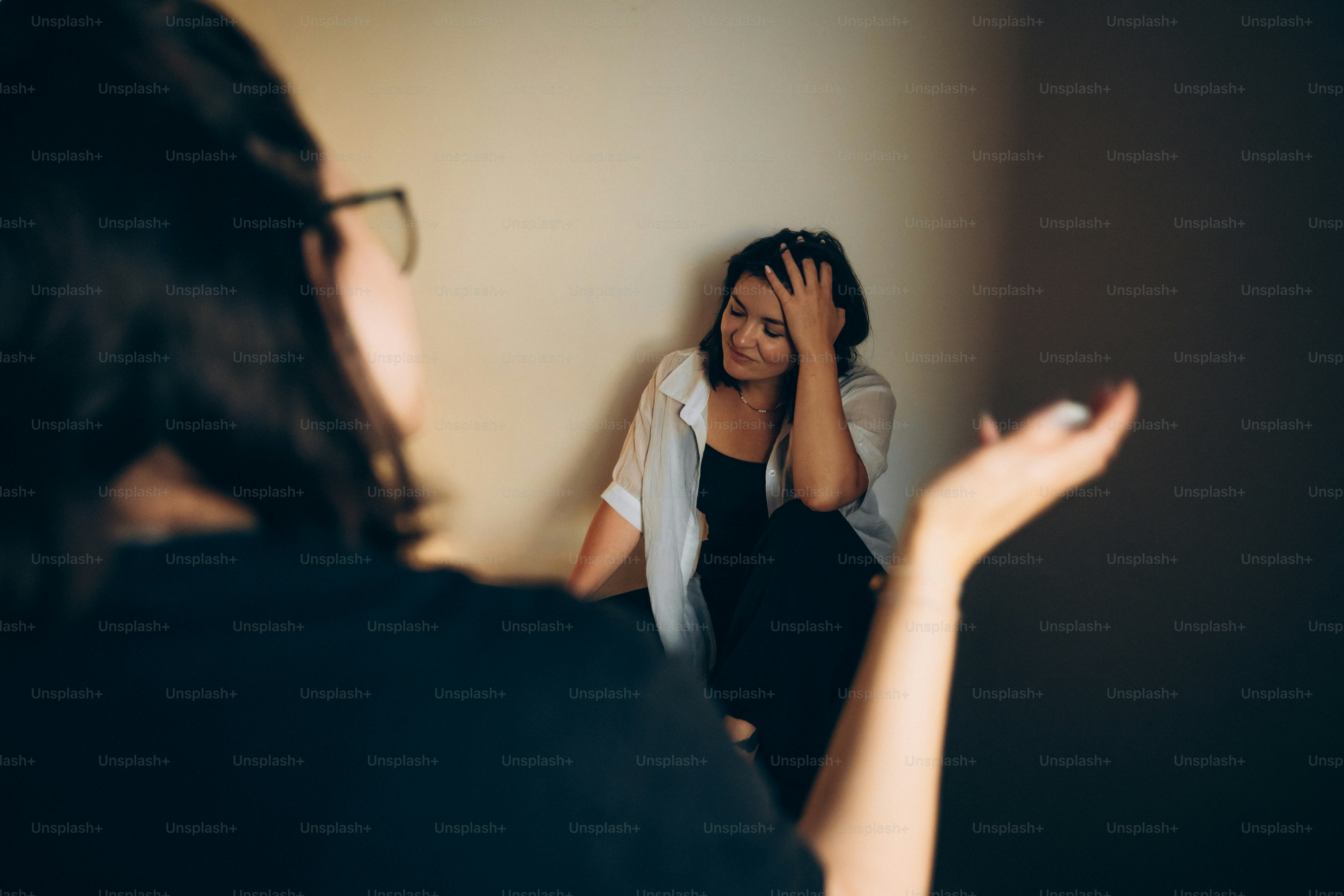 Donna che affronta una donna in difficoltà sul pavimento