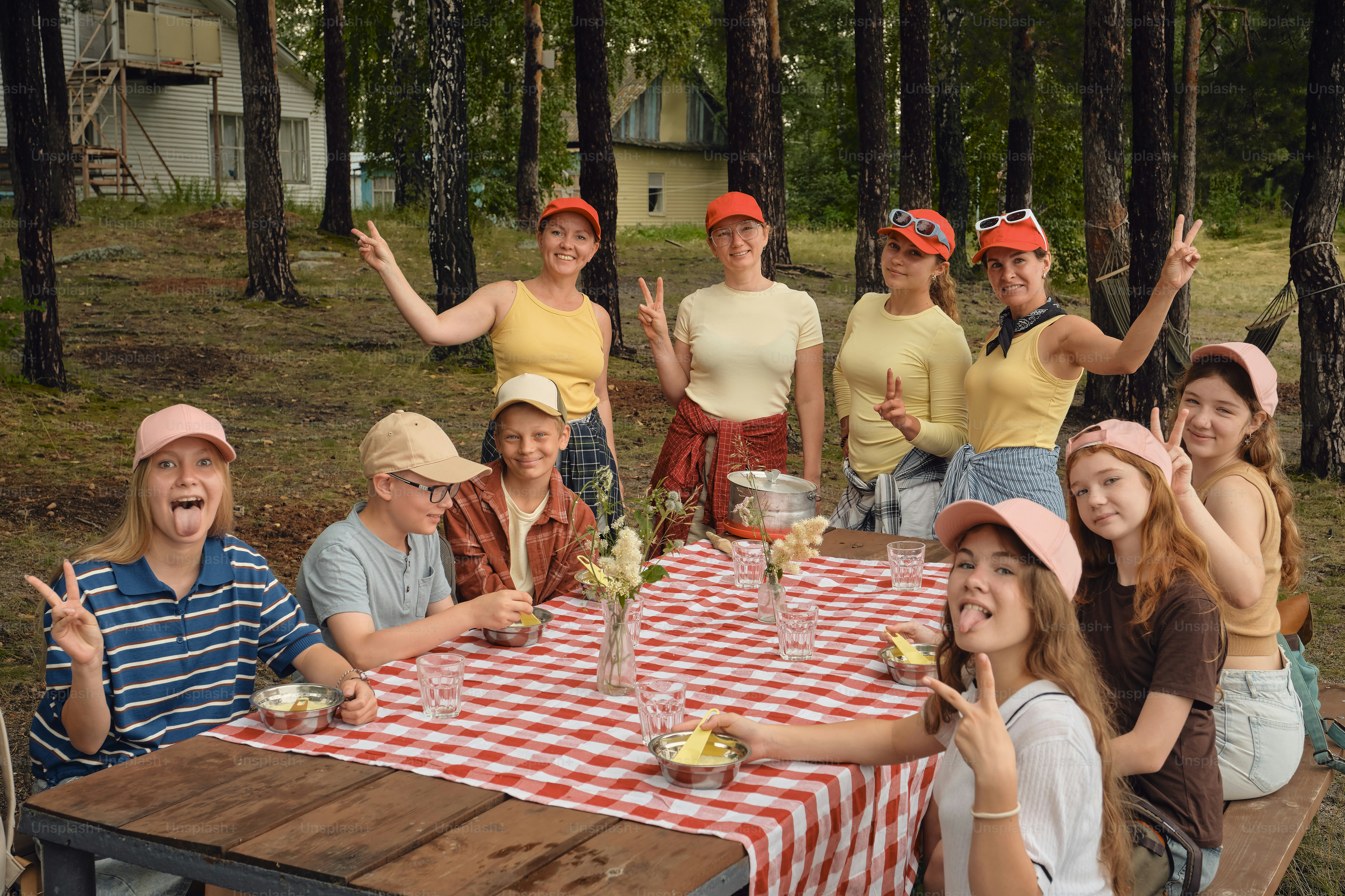 Campers sitting in a circle at summer camp photo – Summer Image on Unsplash