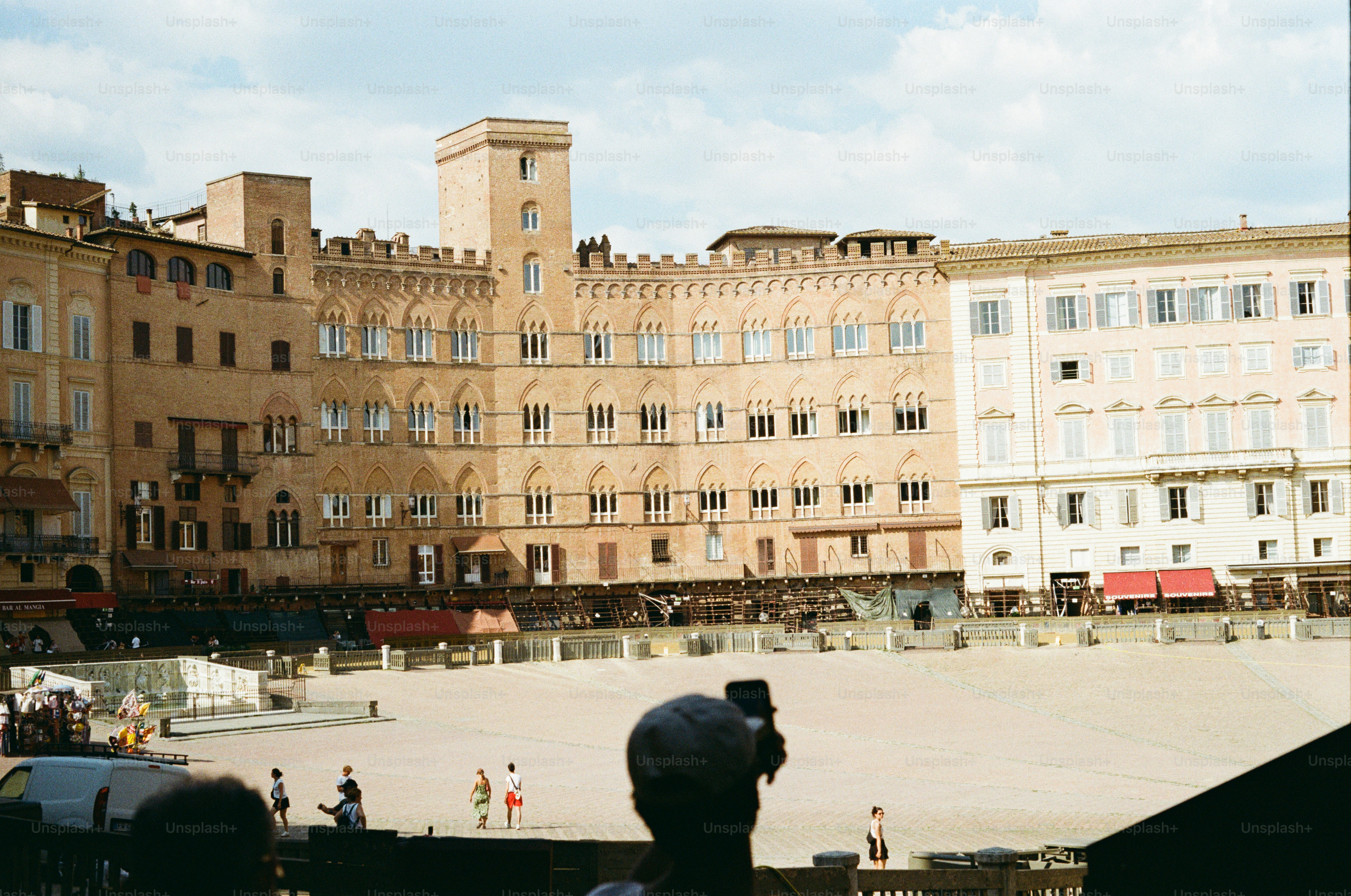 Piazza del Campo vacía en forma de concha en Siena