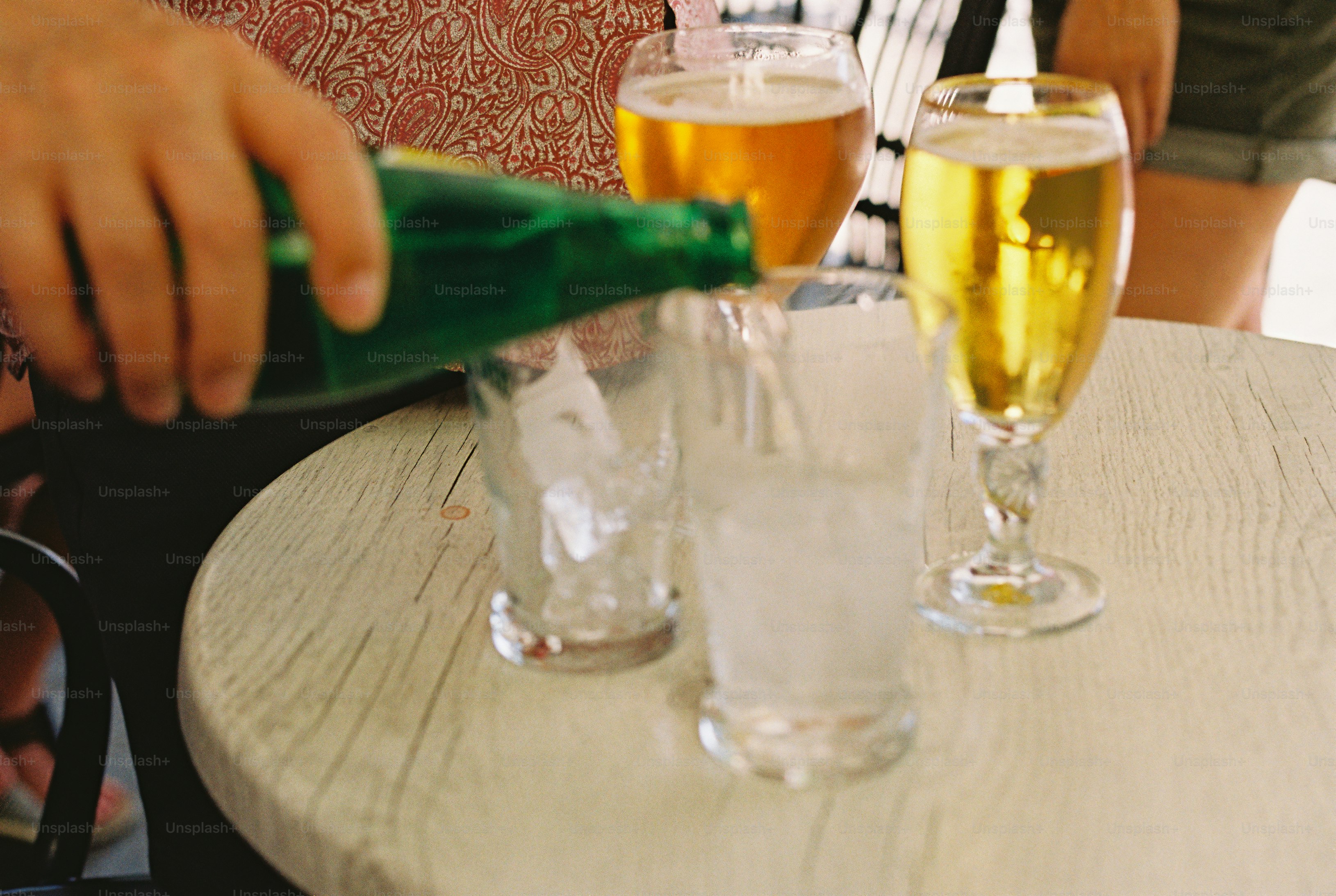 Verter la bebida de la botella verde en un vaso con hielo