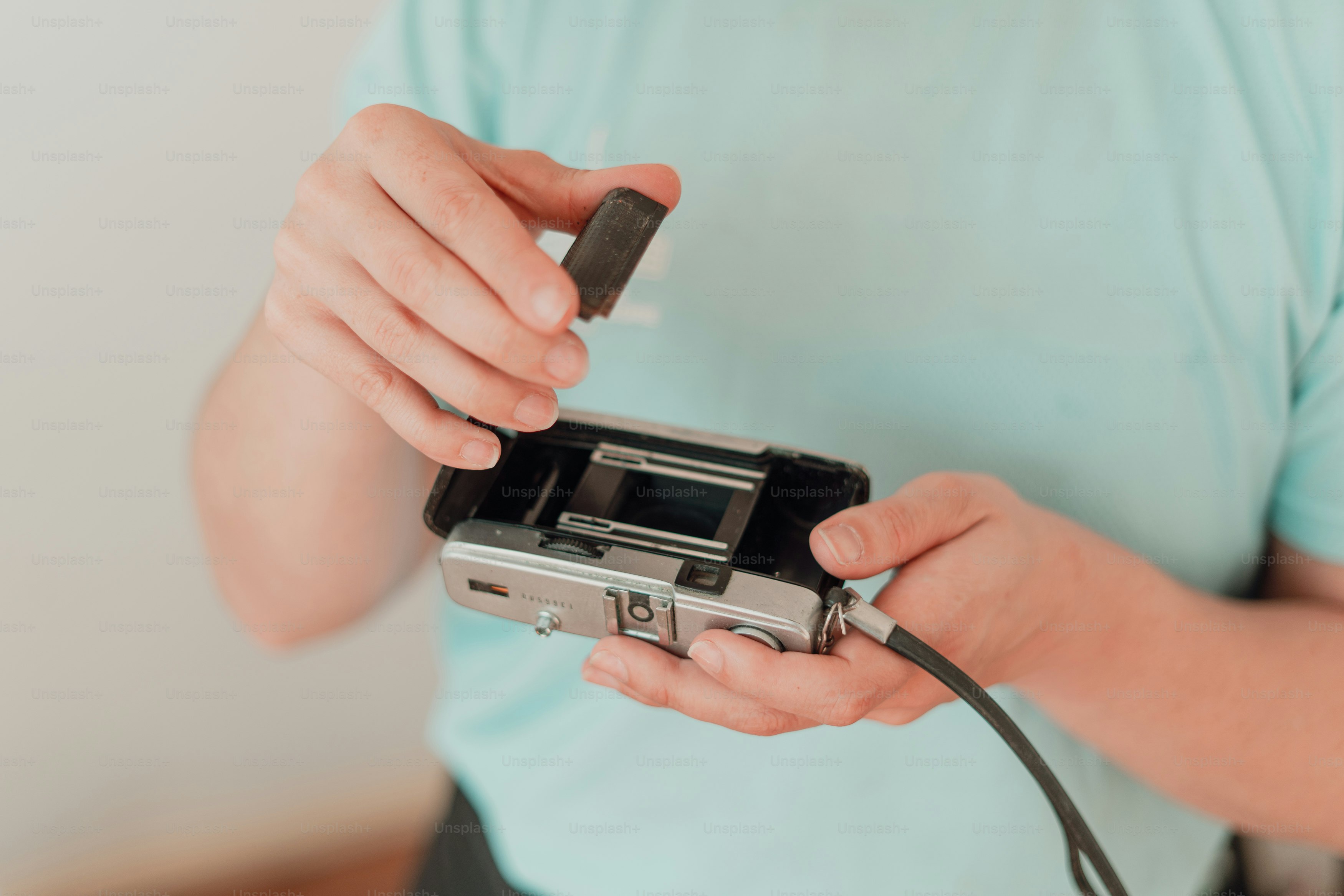Personne chargeant un film dans un appareil photo vintage