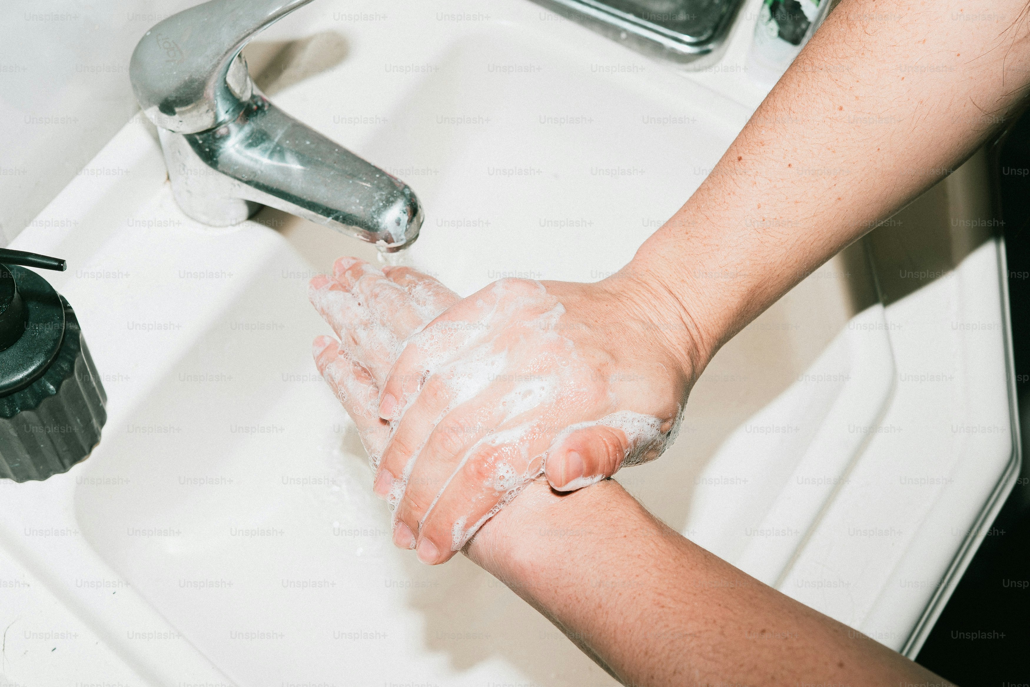 Des mains savonnées sous l’eau courante