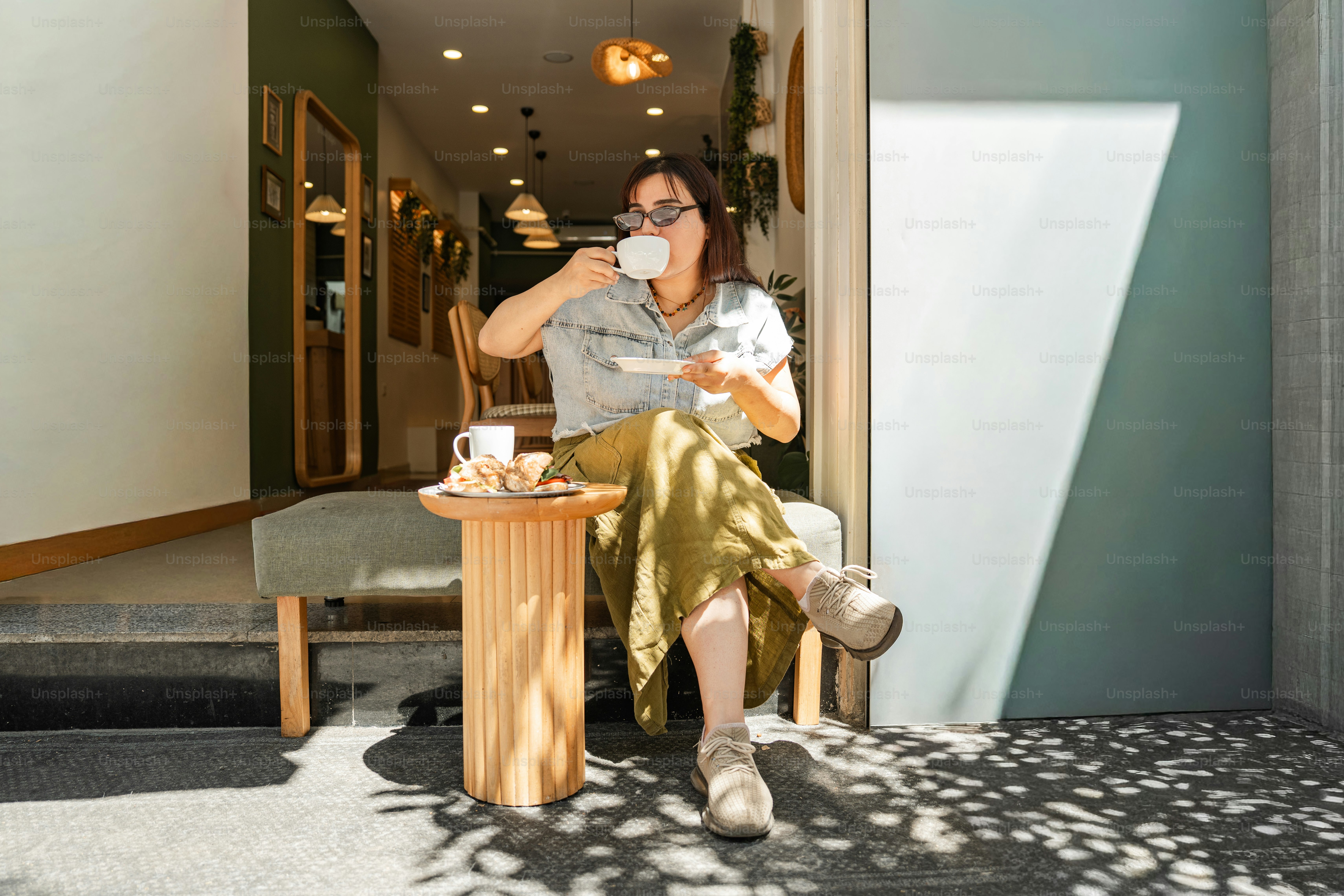 Hombre bebiendo, mujer usando el teléfono fuera de la cafetería - Foto ...