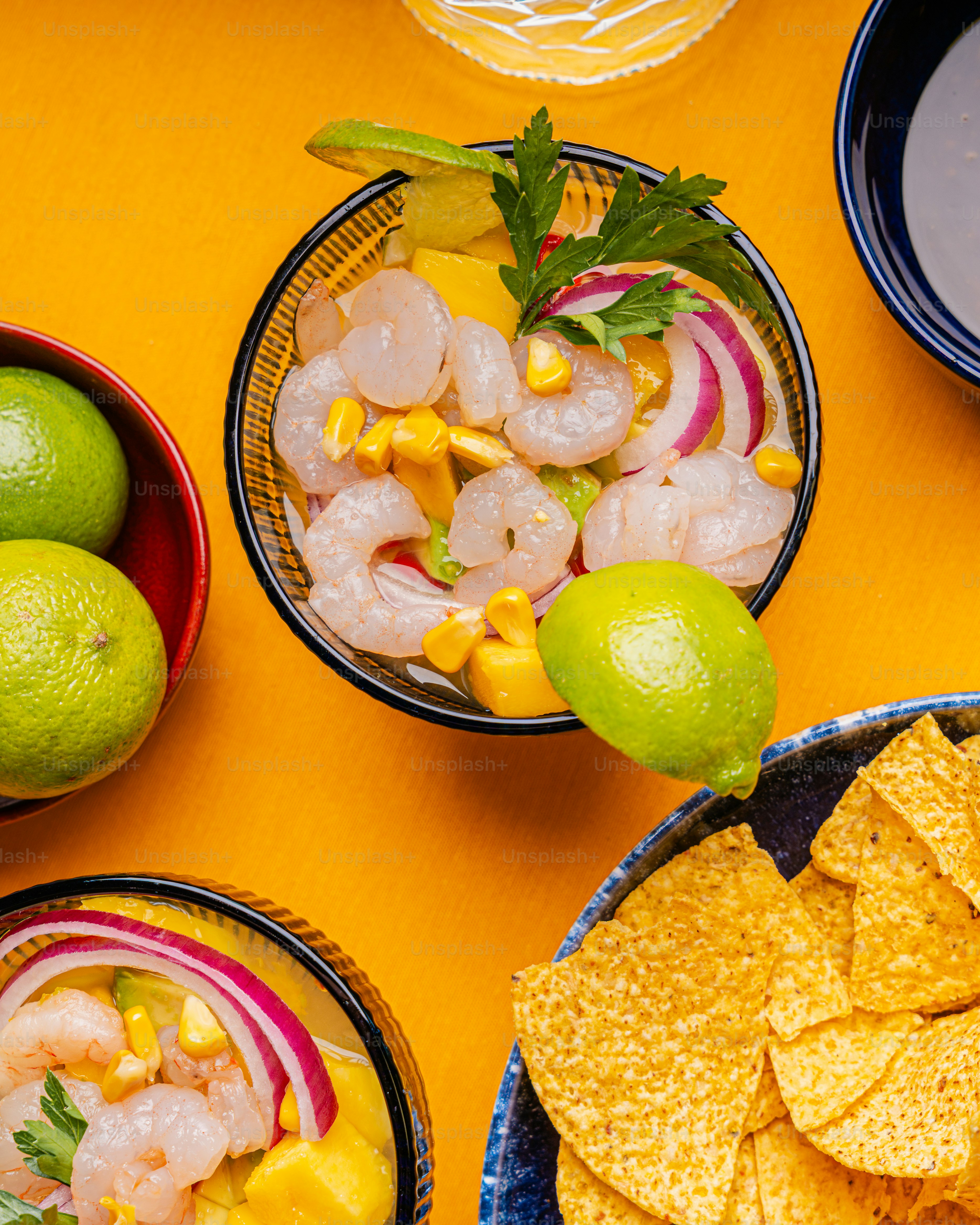 Ciotole di ceviche di gamberi con lime e chips di tortilla
