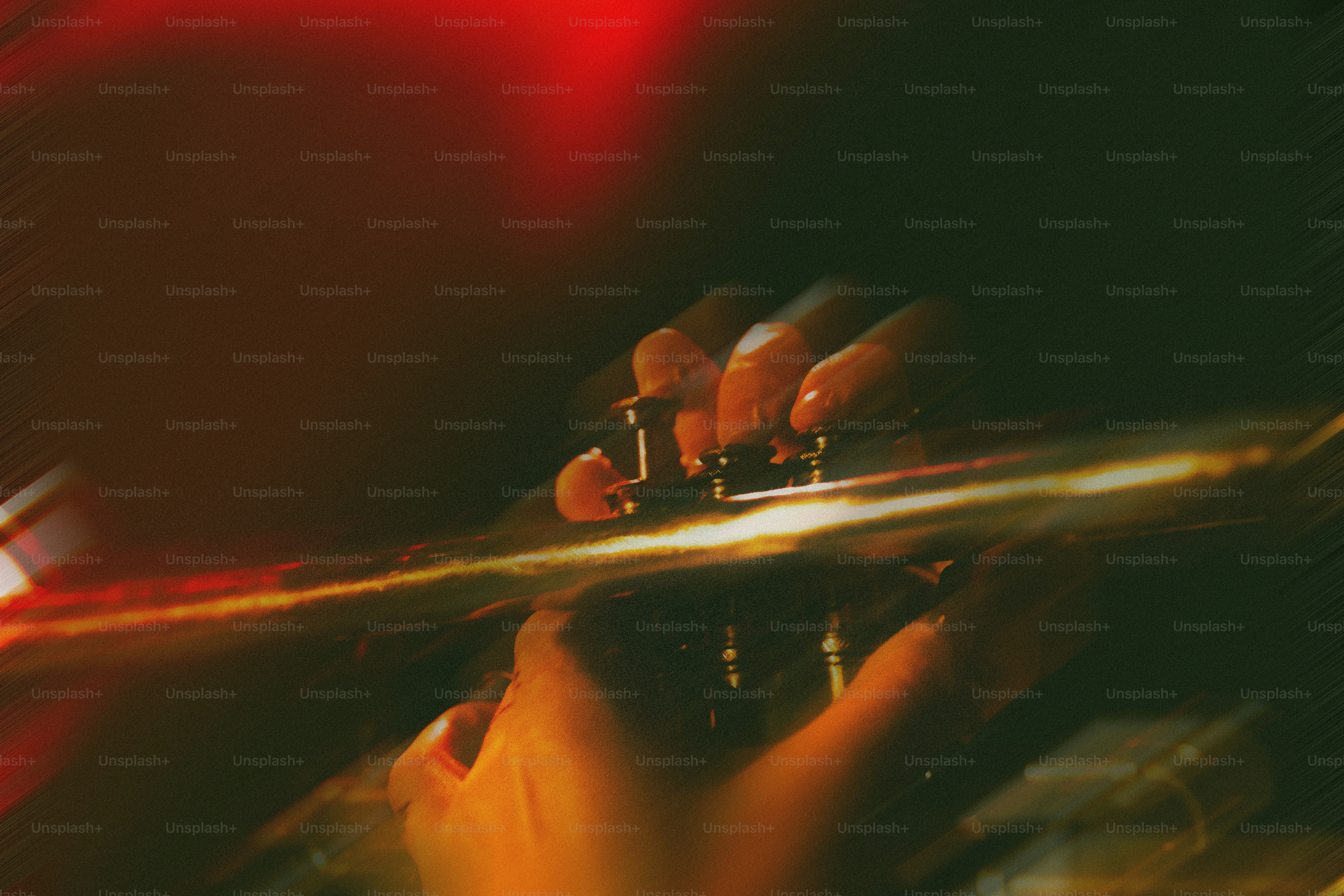 Mains de musicien jouant de la trompette avec flou de mouvement