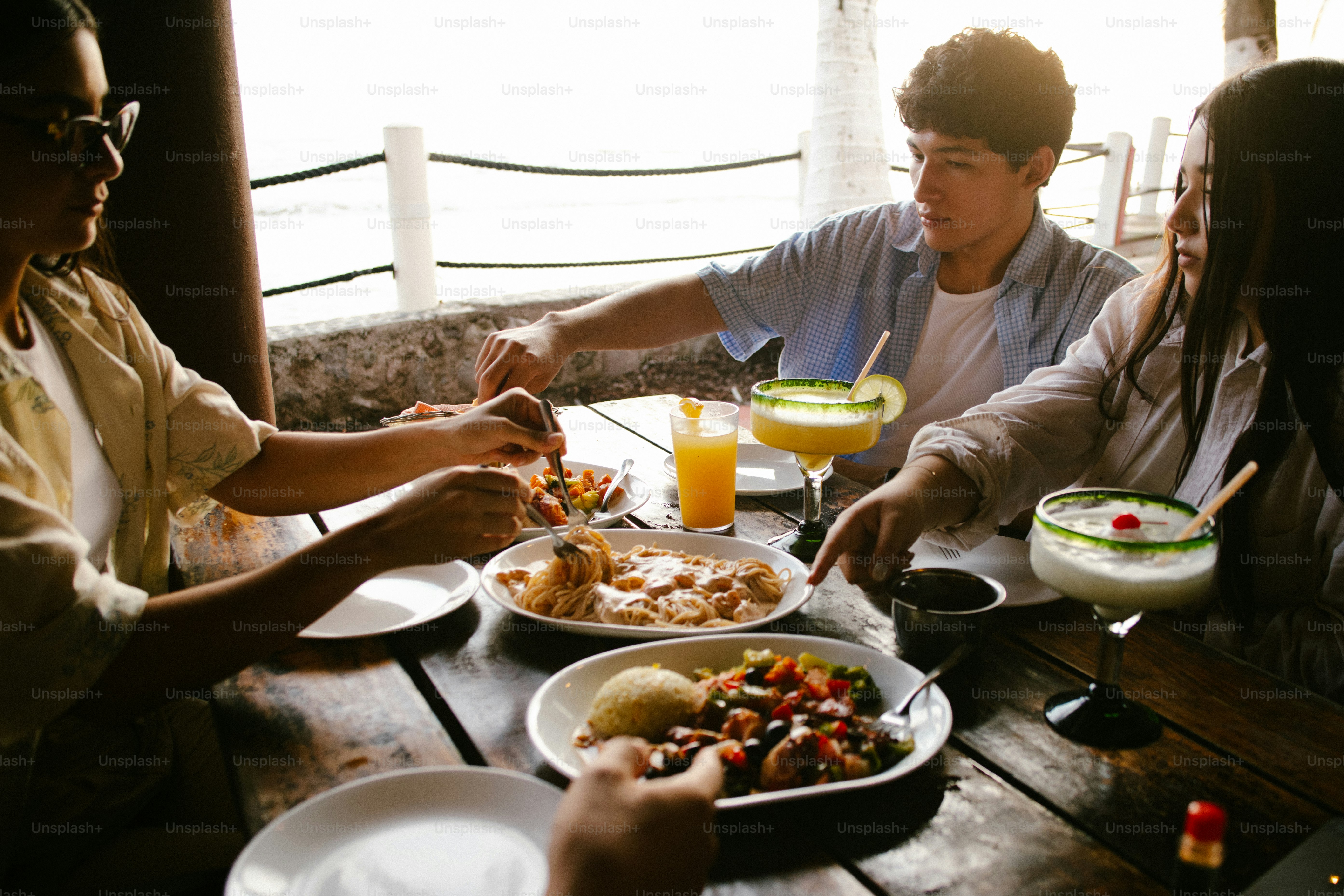 Des gens dînant et buvant à une table extérieure