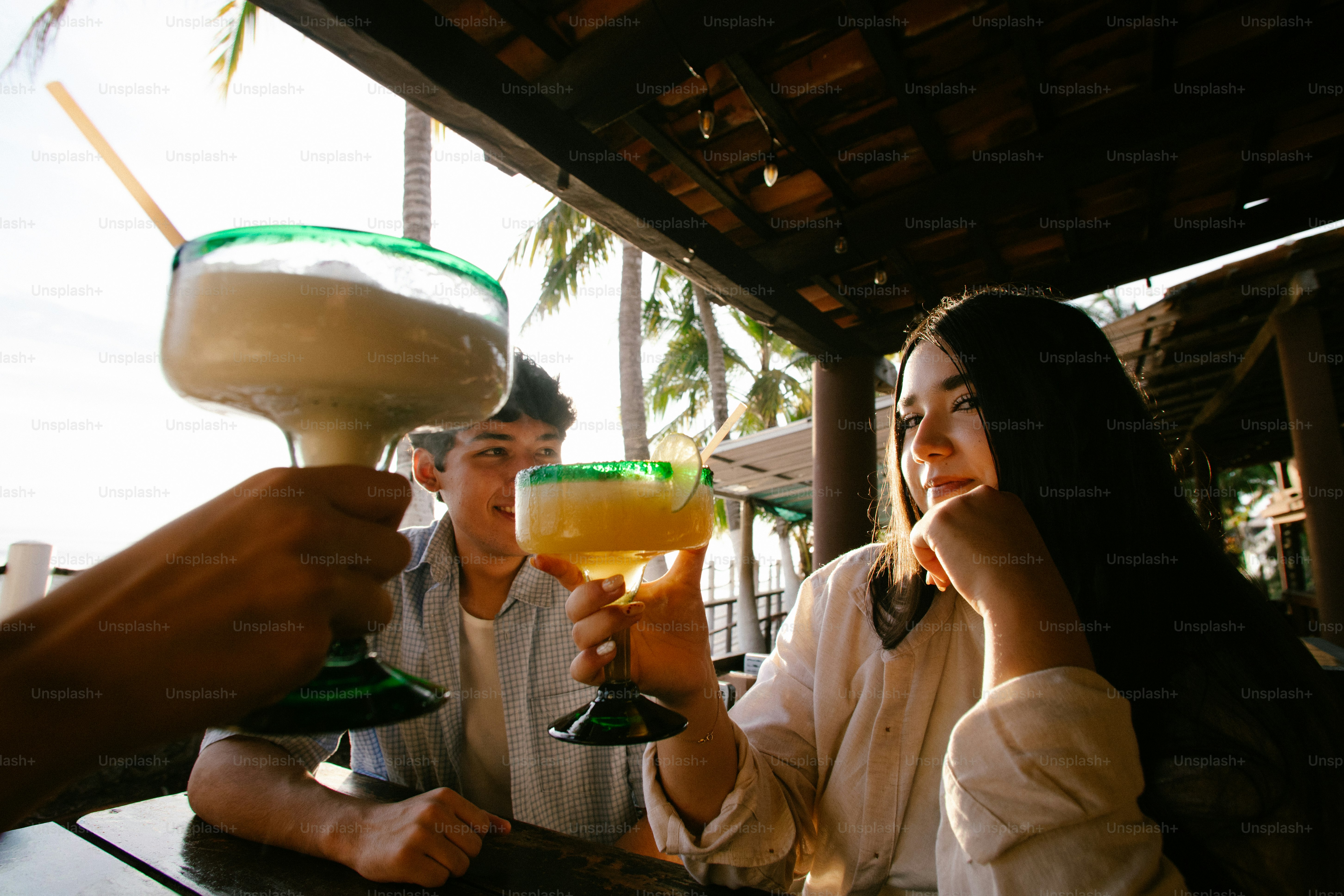 Toast collectif avec de grandes margaritas en plein air