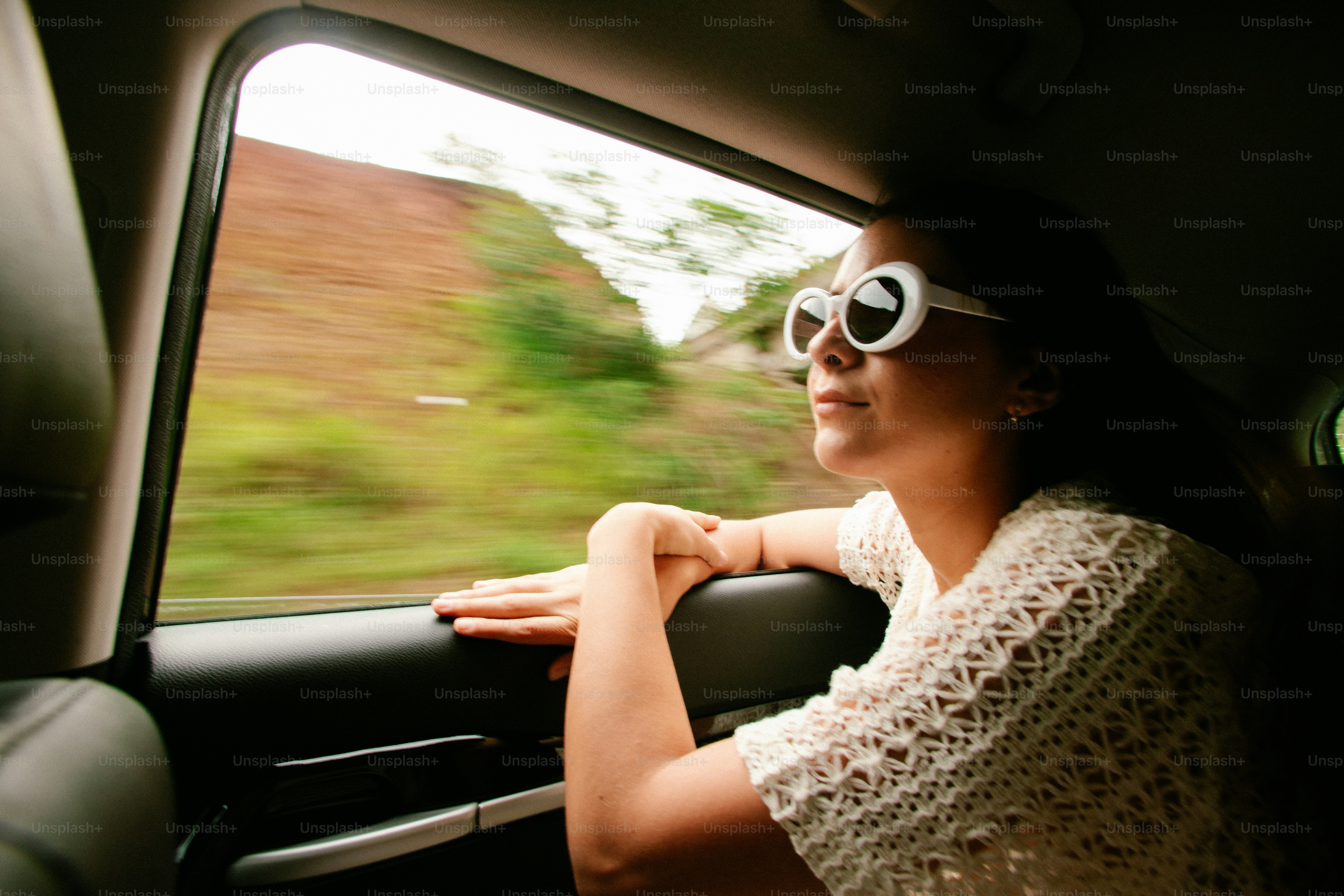 人物画 サングラスをかけた女性 車の中でサングラスをかけた女性 - Unsplashに収録の無料写真