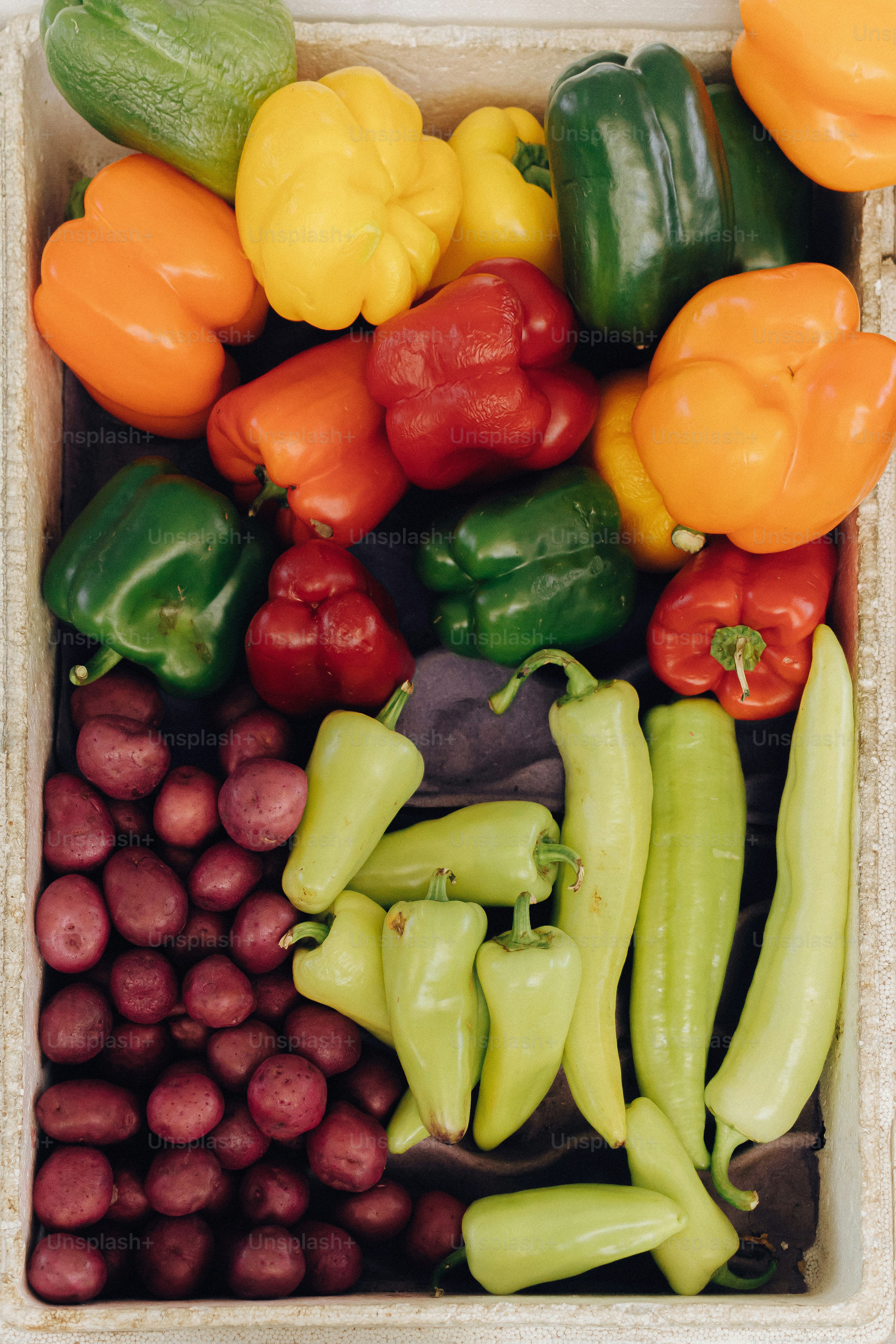 Pimientos de colores, chiles verdes y patatas rojas